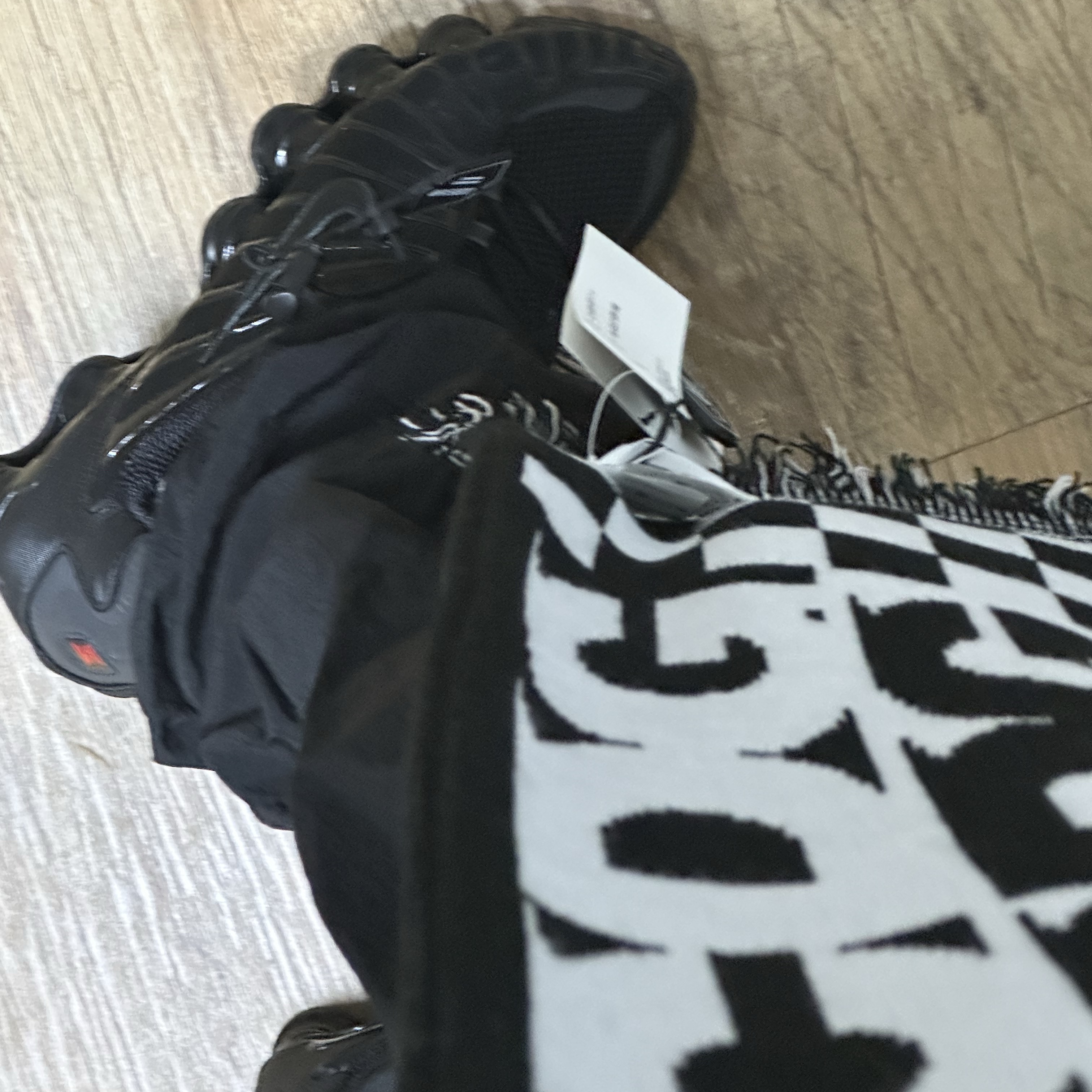 CDG Logo Check Muffler White Black 착용 스타일