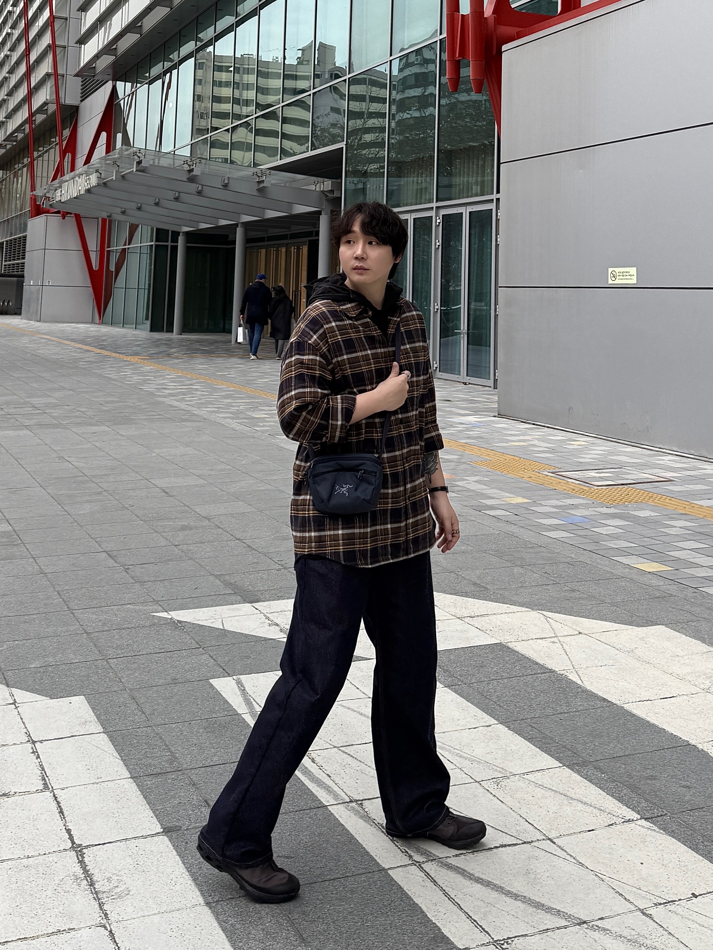 (W) On Running x Post Archive Faction (Paf) Cloudventure Peak Cacao Espresso, Arc'teryx Mantis 1 Waistpack Black Sapphire 착용 스타일 - 3