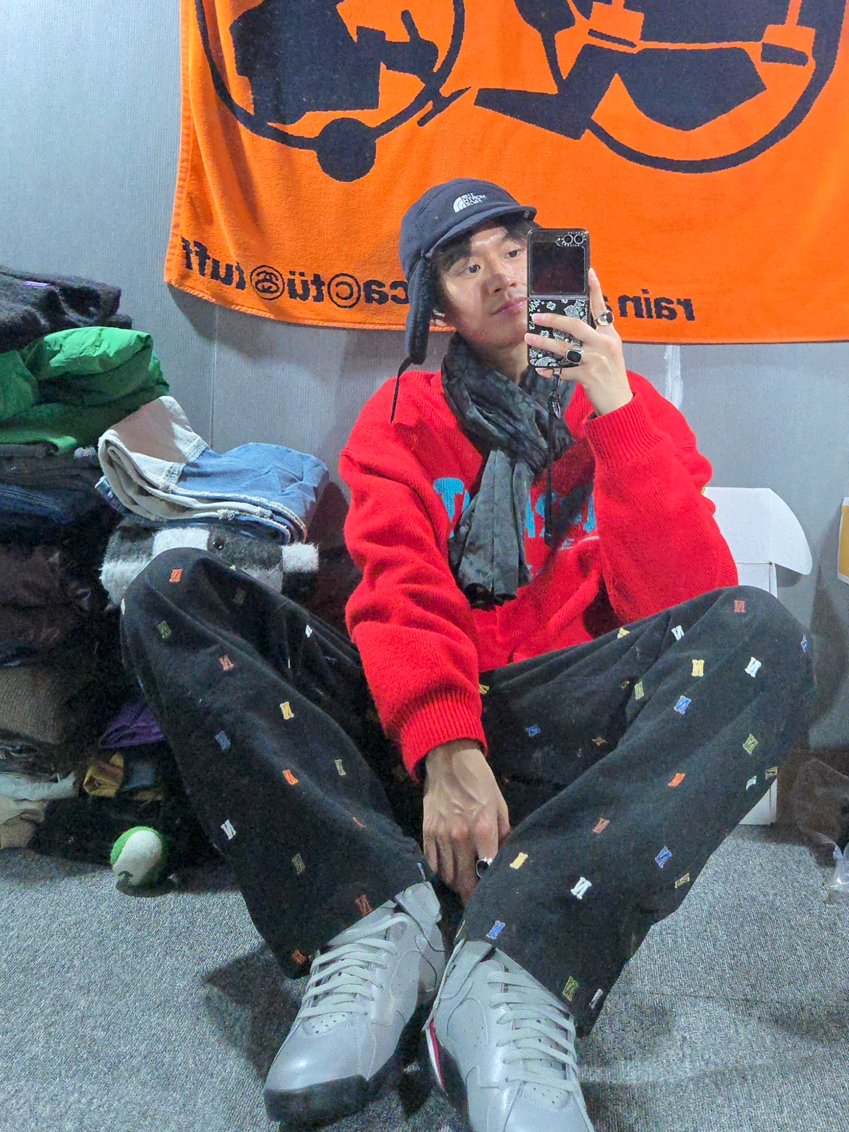 Supreme x Thrasher Sweater Red - 21FW, The North Face Fleece Earmuff Cap EX Black 착용 스타일 - 2