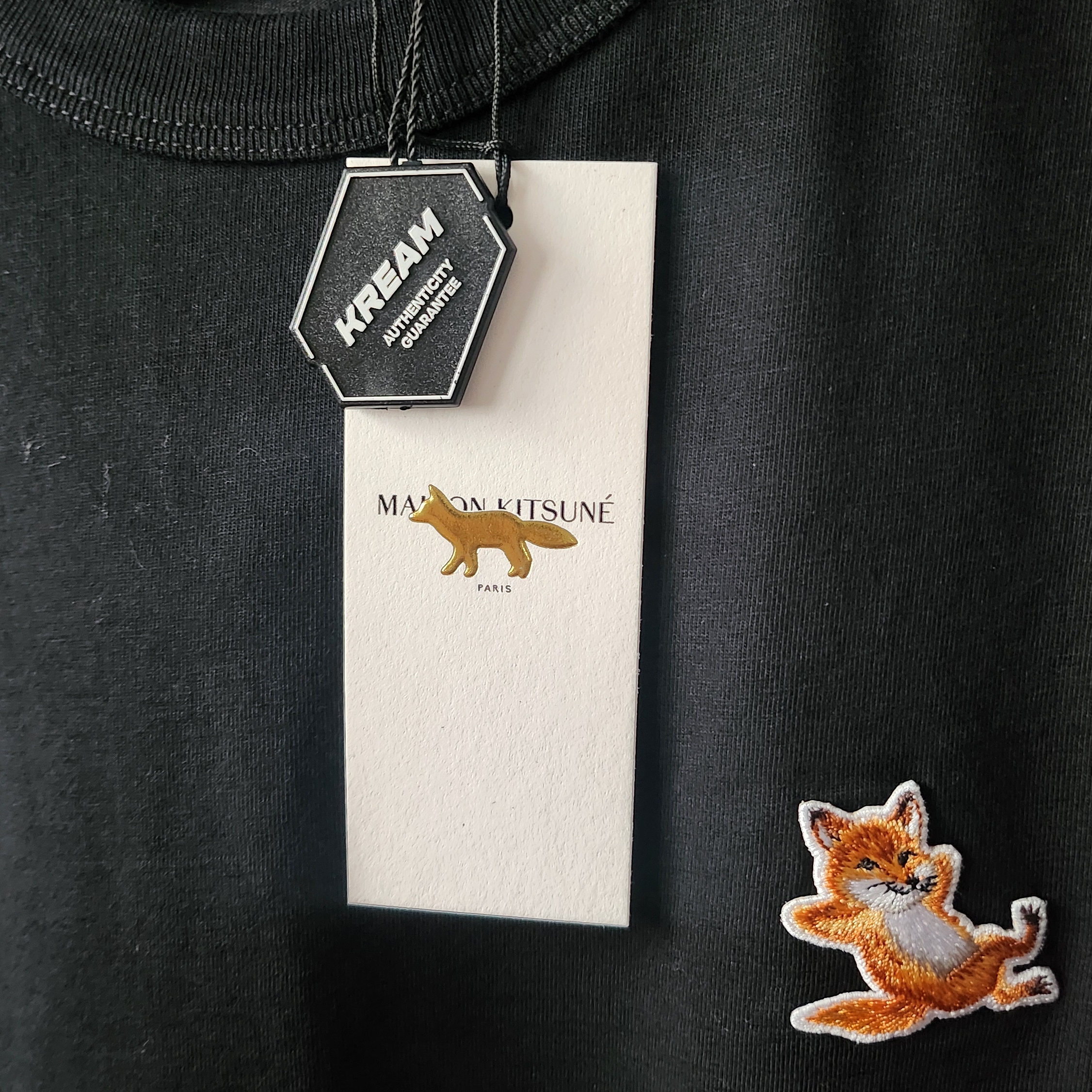 Maison Kitsune Chillax Fox Patch Classic T-Shirt Black 착용 스타일 - 3