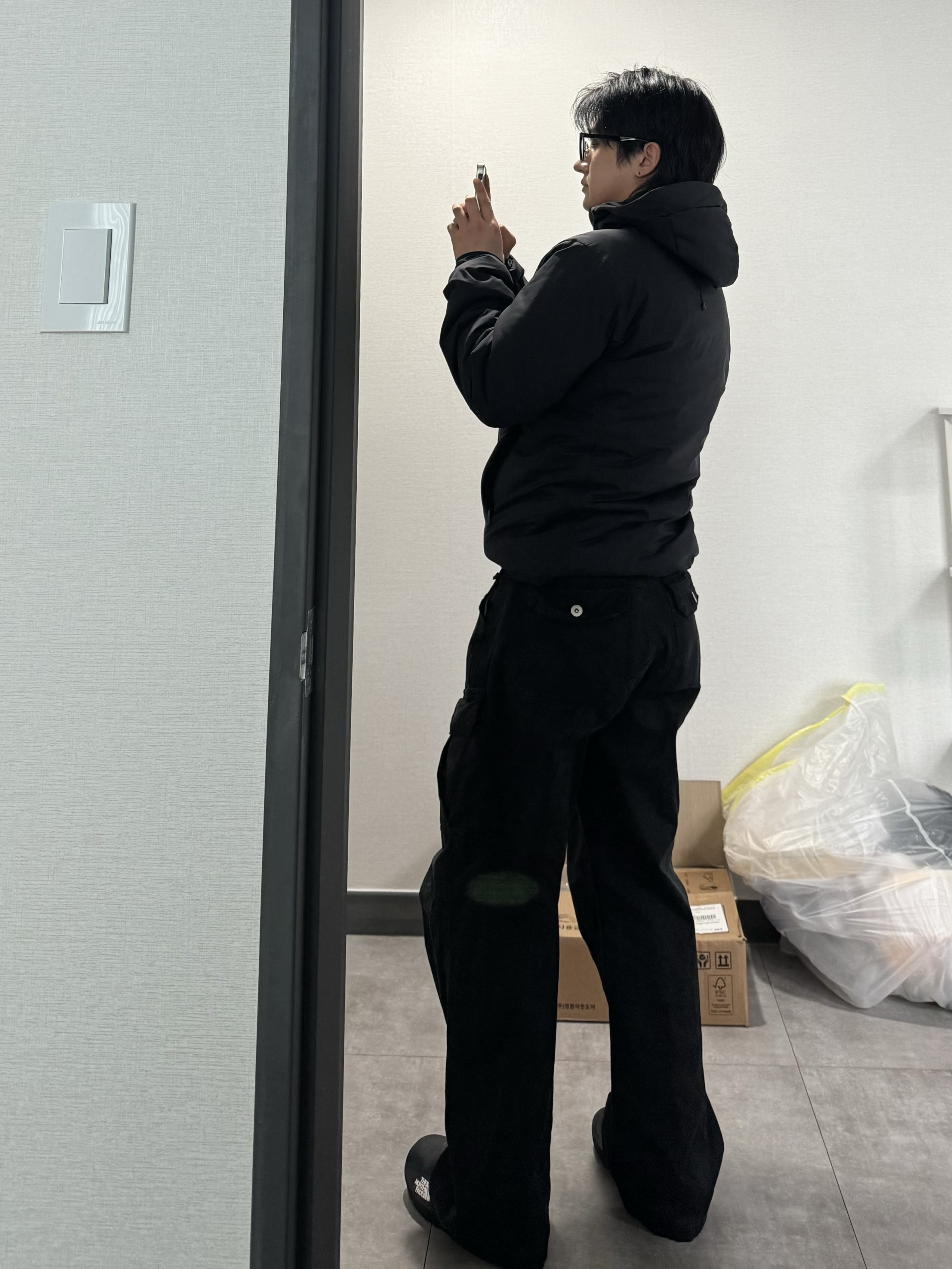 Arc'teryx Atom AR Hoody Black, The North Face Nuptse Mule Black 착용 스타일