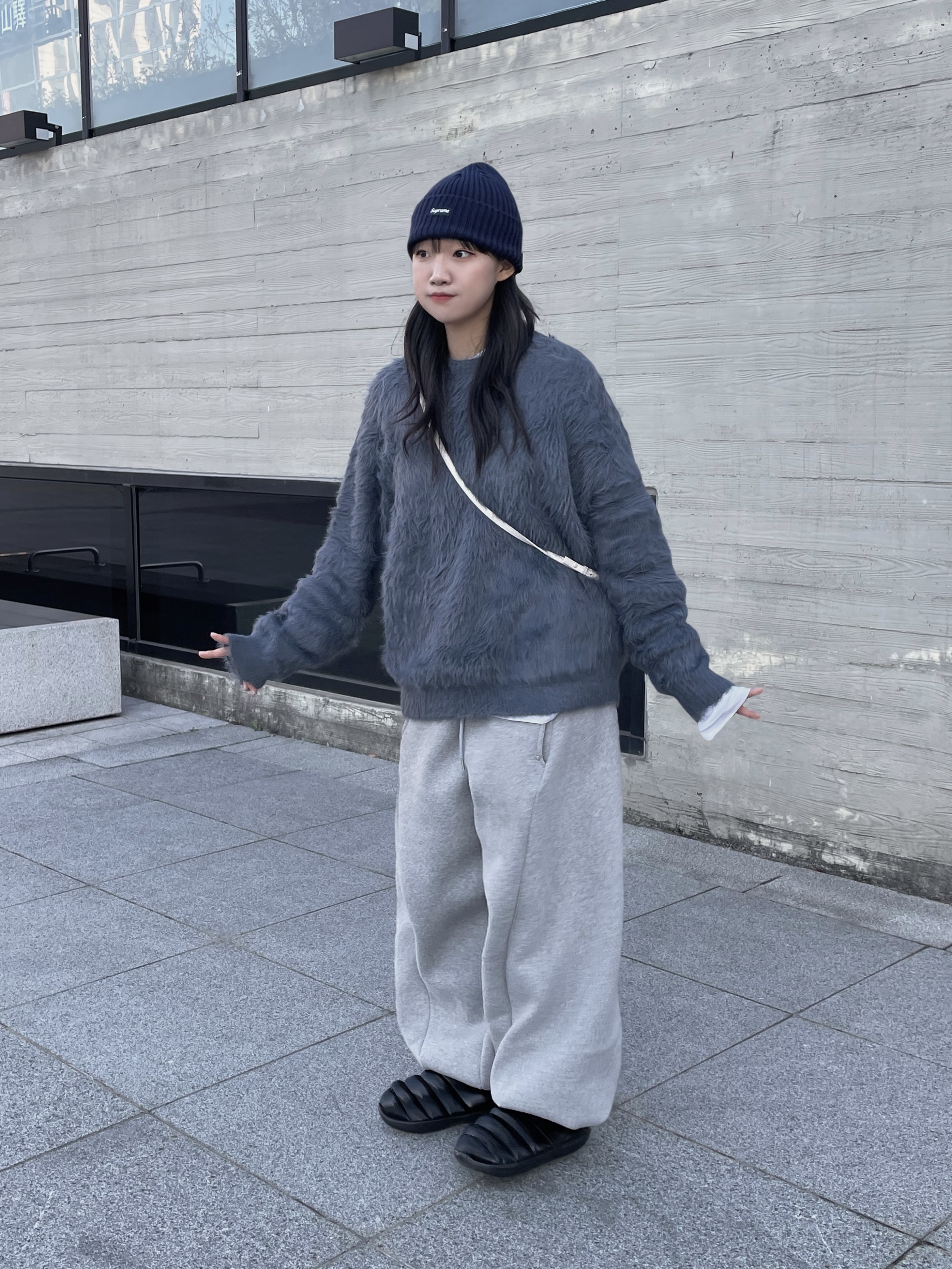 (W) Nike Burrow SE Slippers Black, COS Quilted Nano Crossbody Bag Beige 착용 스타일 - 4