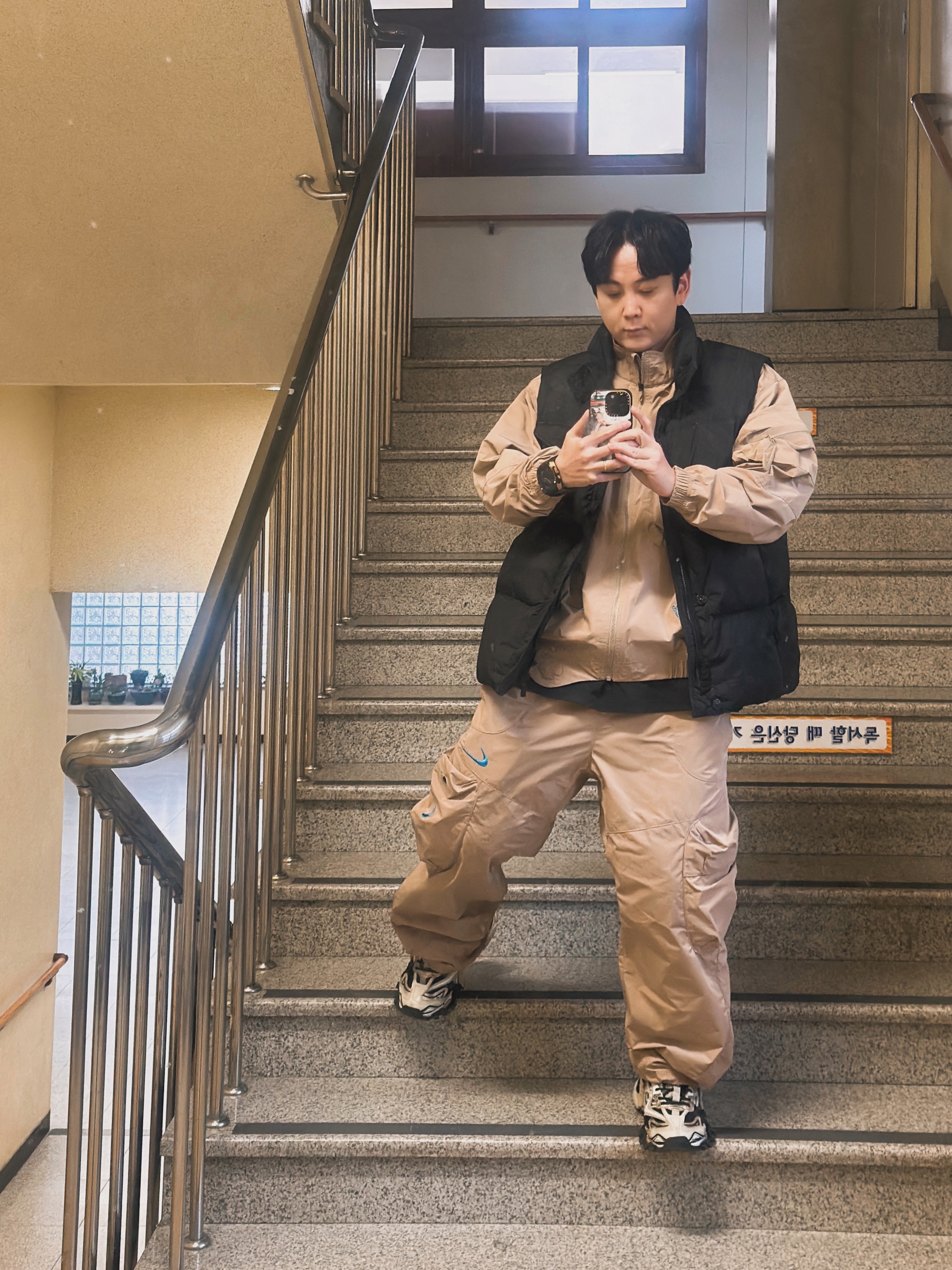 Stone Island G0223 Crinkle Reps R-NY Down Vest with Anti Drop Black - 24FW, Nike x Off-White NRG Track Suit Khaki - Asia 착용 스타일