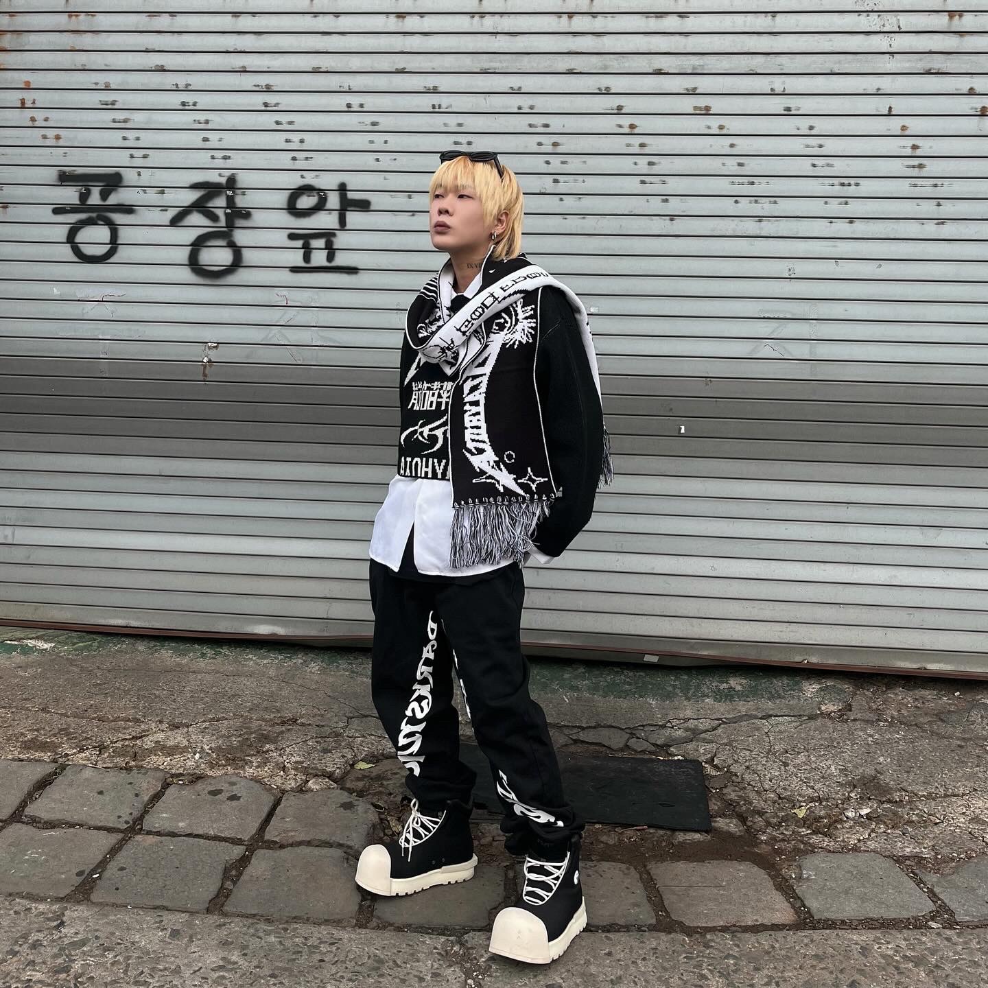 AJOBYAJO PBA Total Logo Cropped Sweater BLACK 착용 스타일 - 2