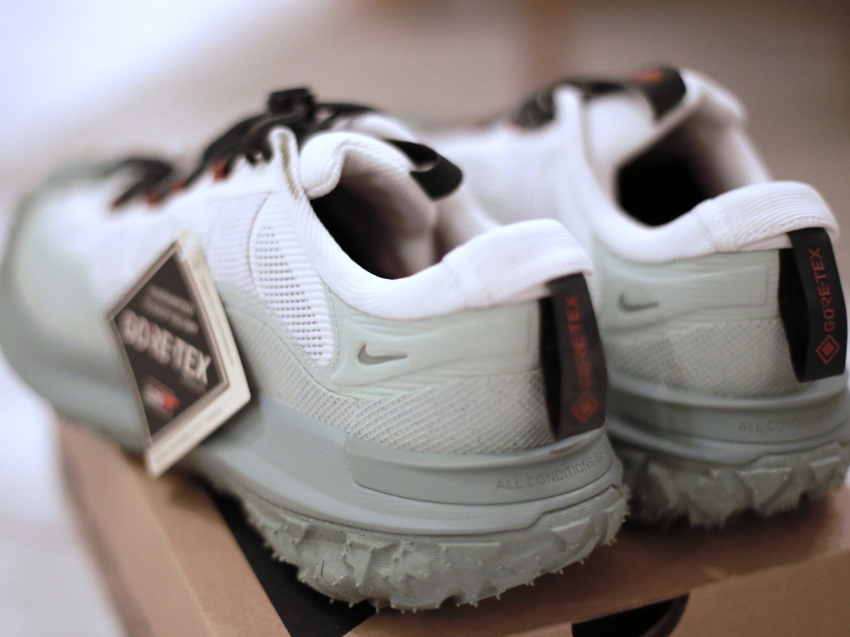 Nike ACG Mountain Fly 2 Low Gore-Tex Phantom Dark Smoke Grey 착용 스타일 - 3