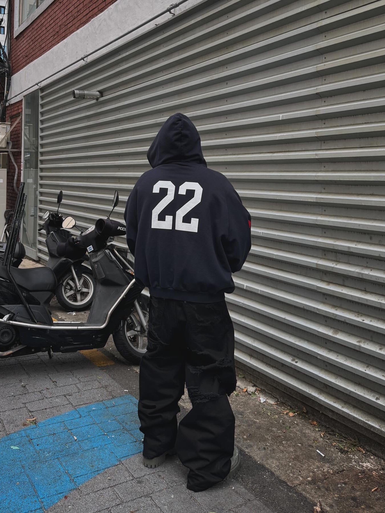 Balenciaga Paris Logo 22 Zip-Up Hoodie Dark Navy 착용 스타일