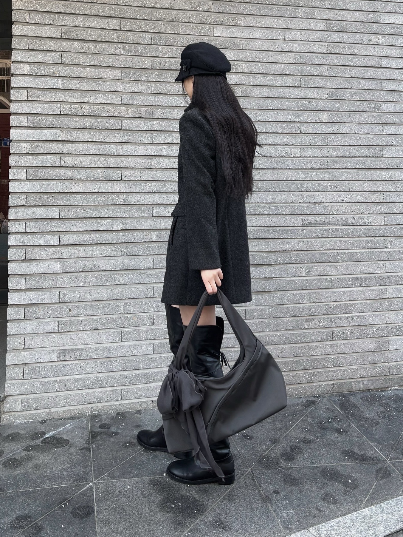 ACOC Agenda M Bag_Gray 착용 스타일 - 1