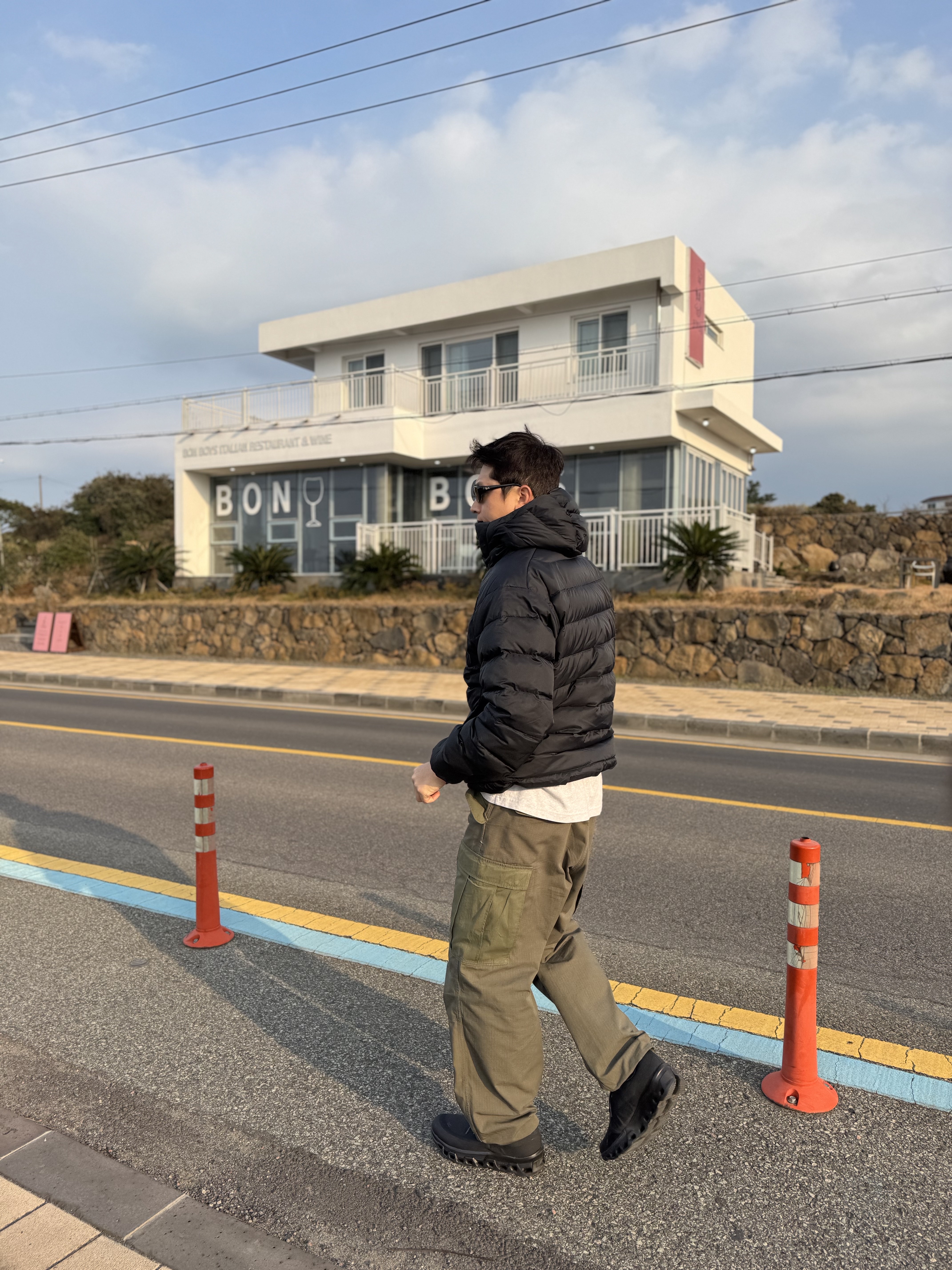 On Running x Post Archive Faction (Paf) Cloudmonster 2 Black Magnet, Arc'teryx Thorium Hoody Black 착용 스타일 - 1