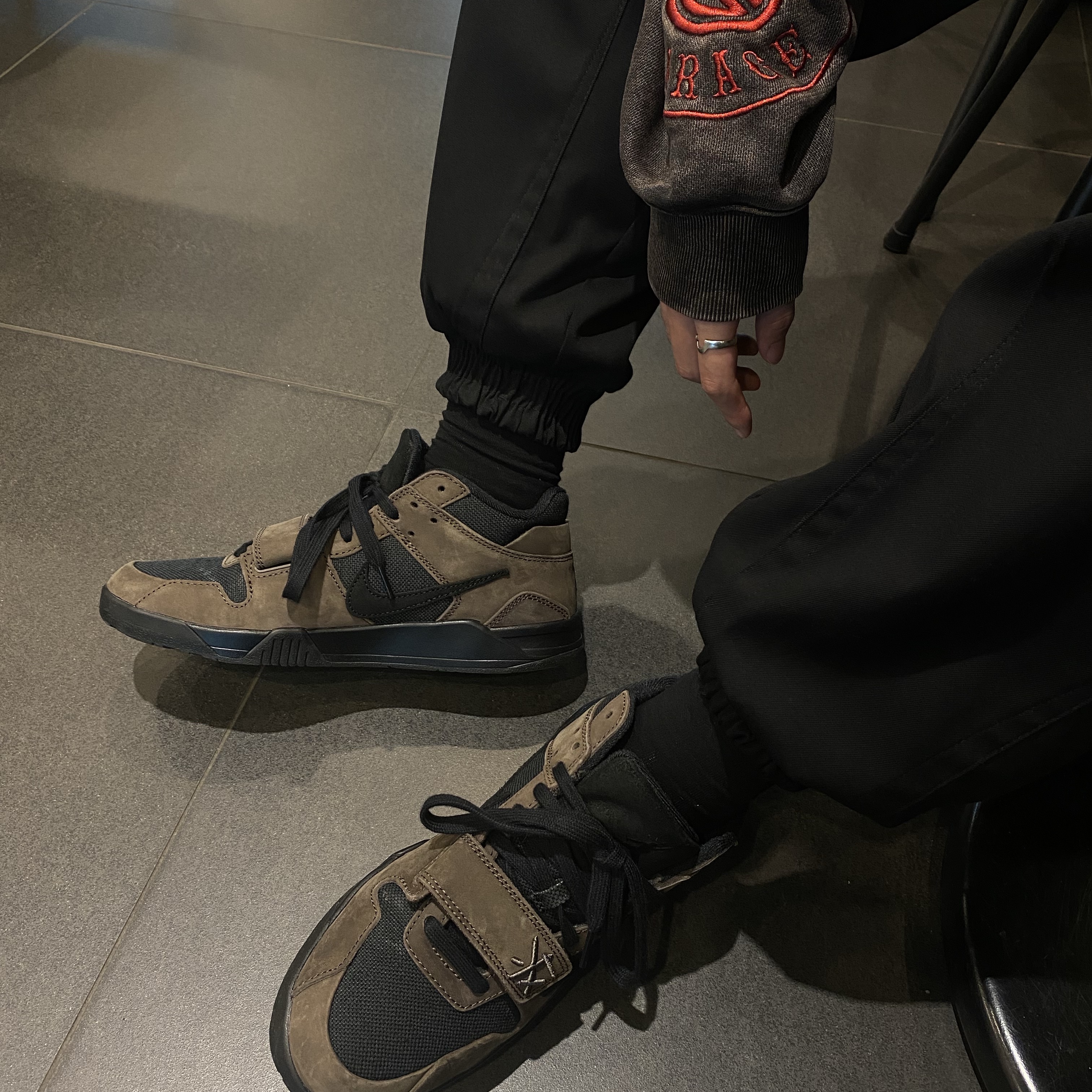 Jordan x Travis Scott Jumpman Jack TR Black and Dark Mocha 착용 스타일