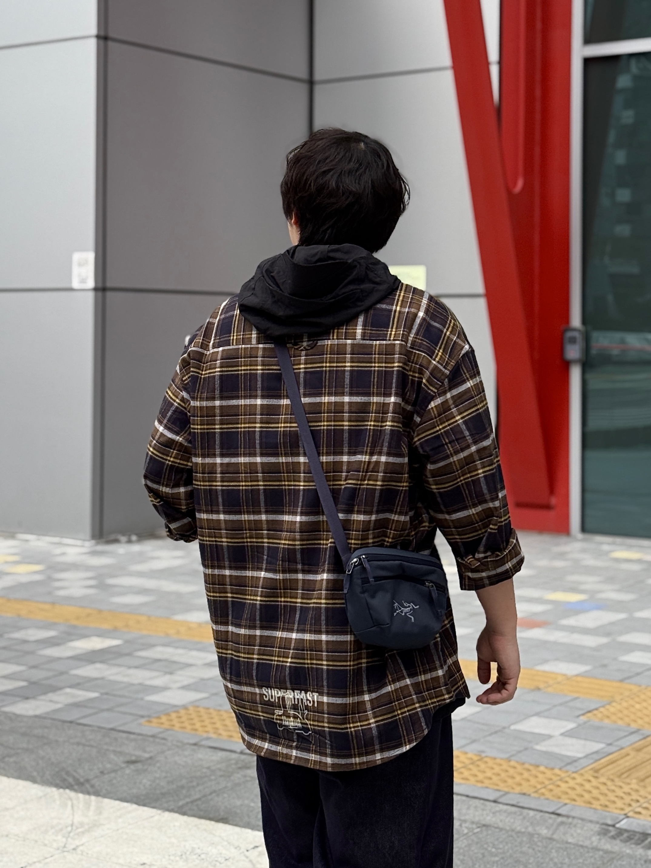 (W) On Running x Post Archive Faction (Paf) Cloudventure Peak Cacao Espresso, Arc'teryx Mantis 1 Waistpack Black Sapphire 착용 스타일 - 4