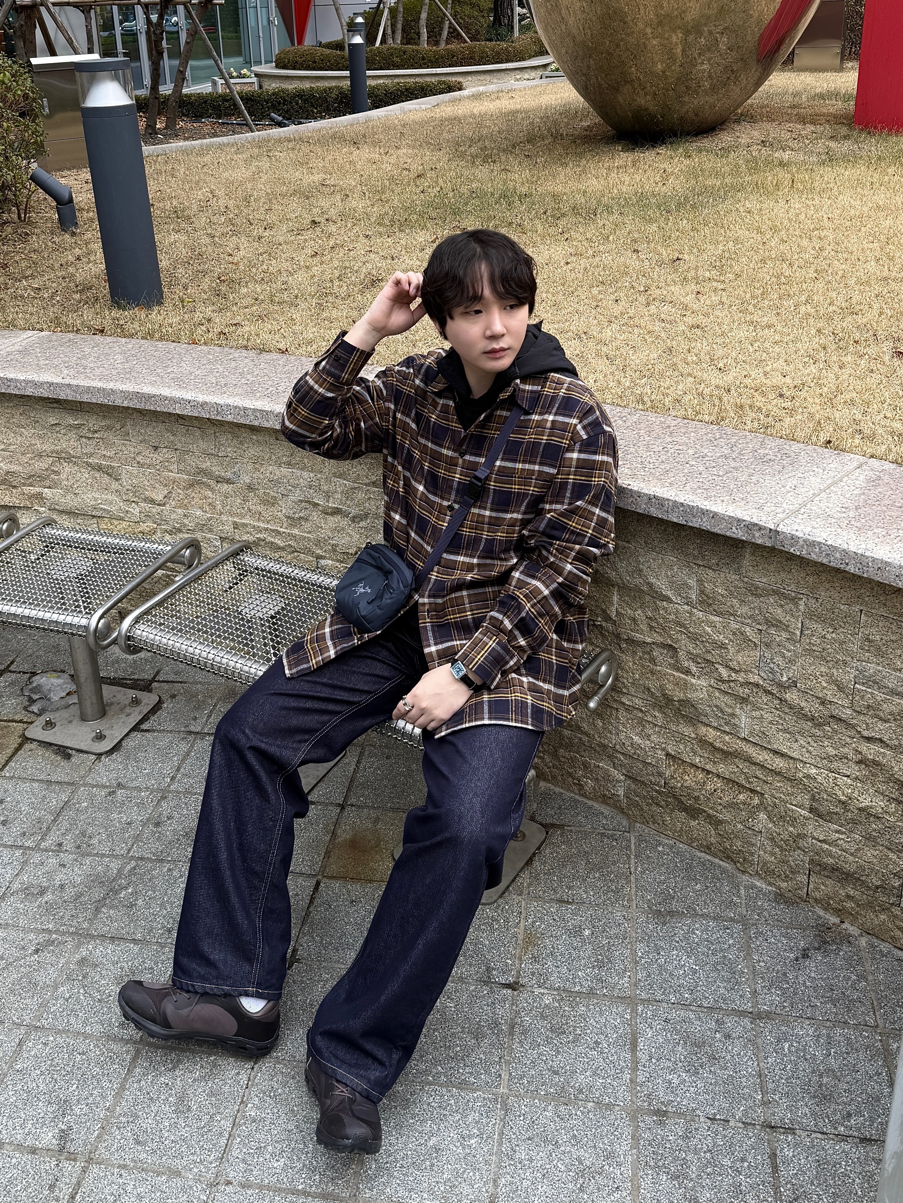 (W) On Running x Post Archive Faction (Paf) Cloudventure Peak Cacao Espresso, Arc'teryx Mantis 1 Waistpack Black Sapphire 착용 스타일 - 1