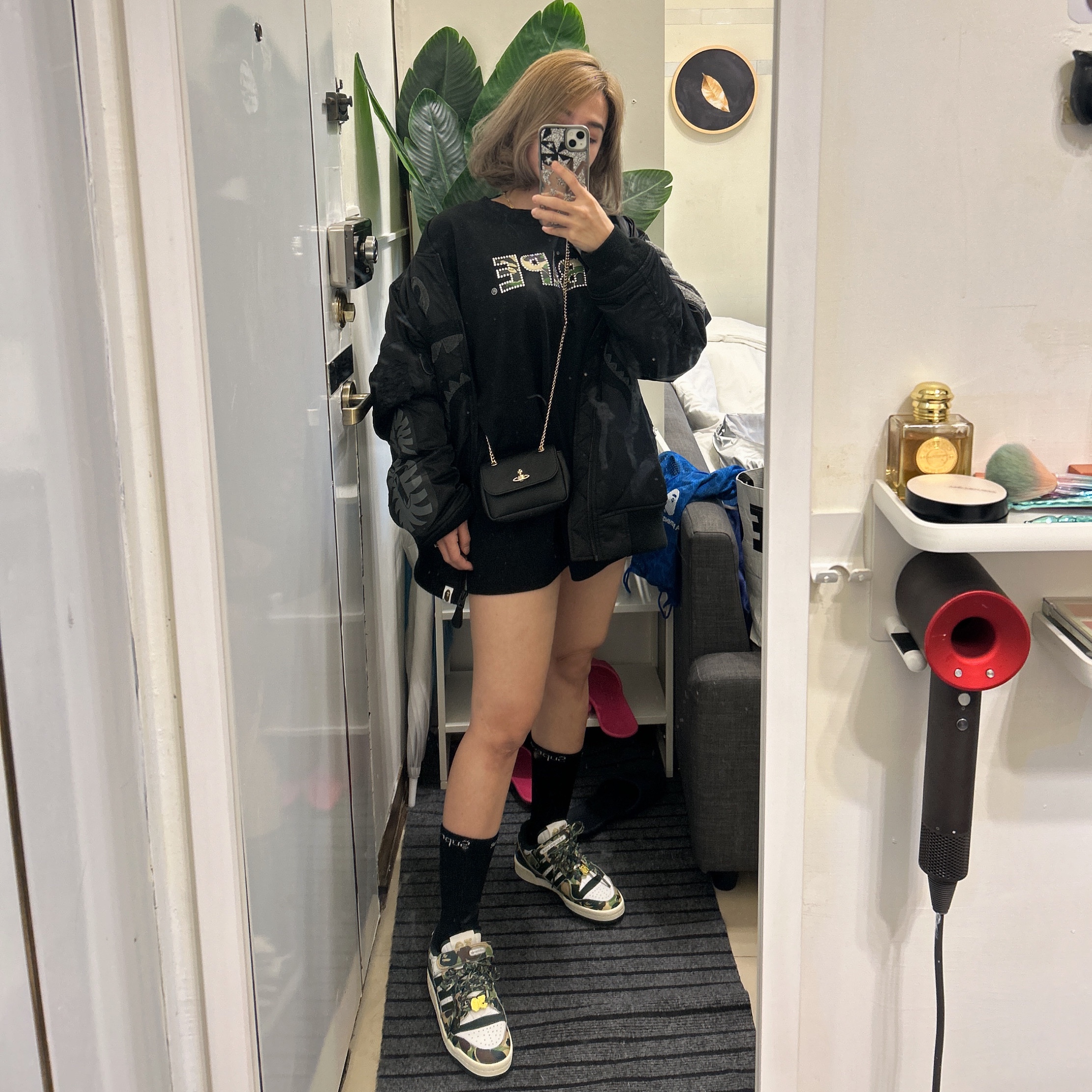Adidas x BAPE Forum 84 Low Green Camo, Vivienne Westwood Saffiano Small Chain Croos Bag Black 착용 스타일