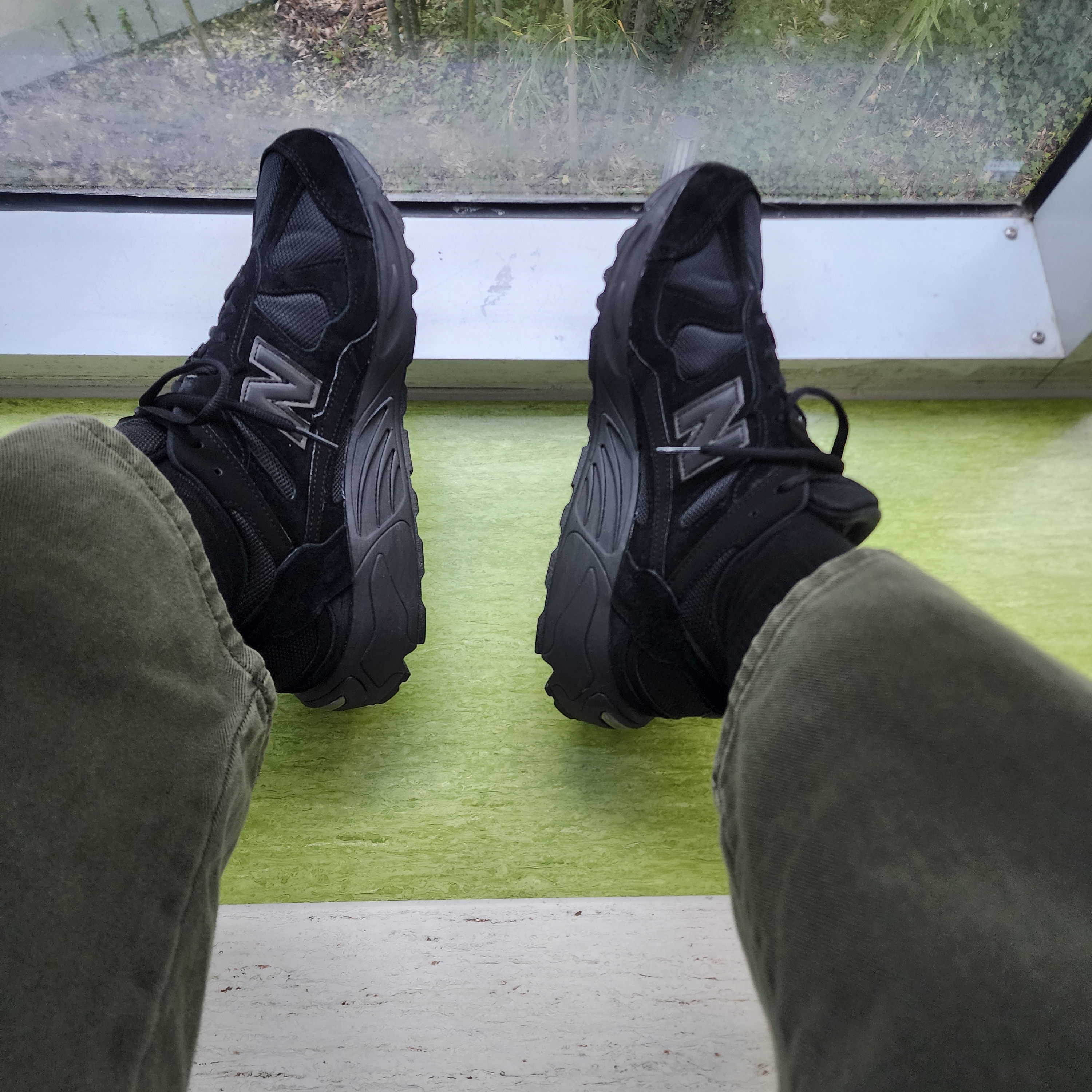 New Balance 878 Triple Black 착용 스타일