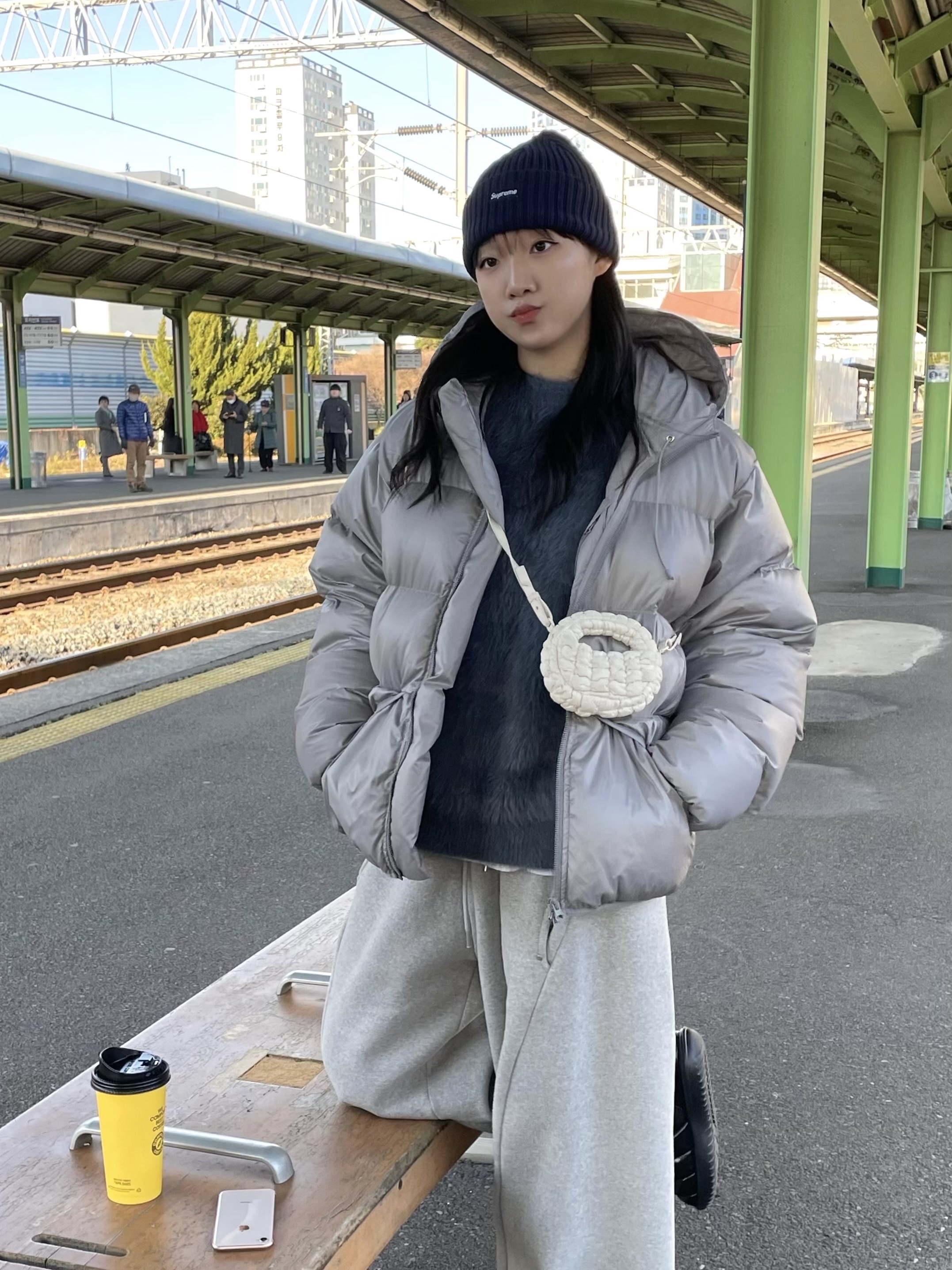 (W) Nike Burrow SE Slippers Black, COS Quilted Nano Crossbody Bag Beige 착용 스타일 - 2