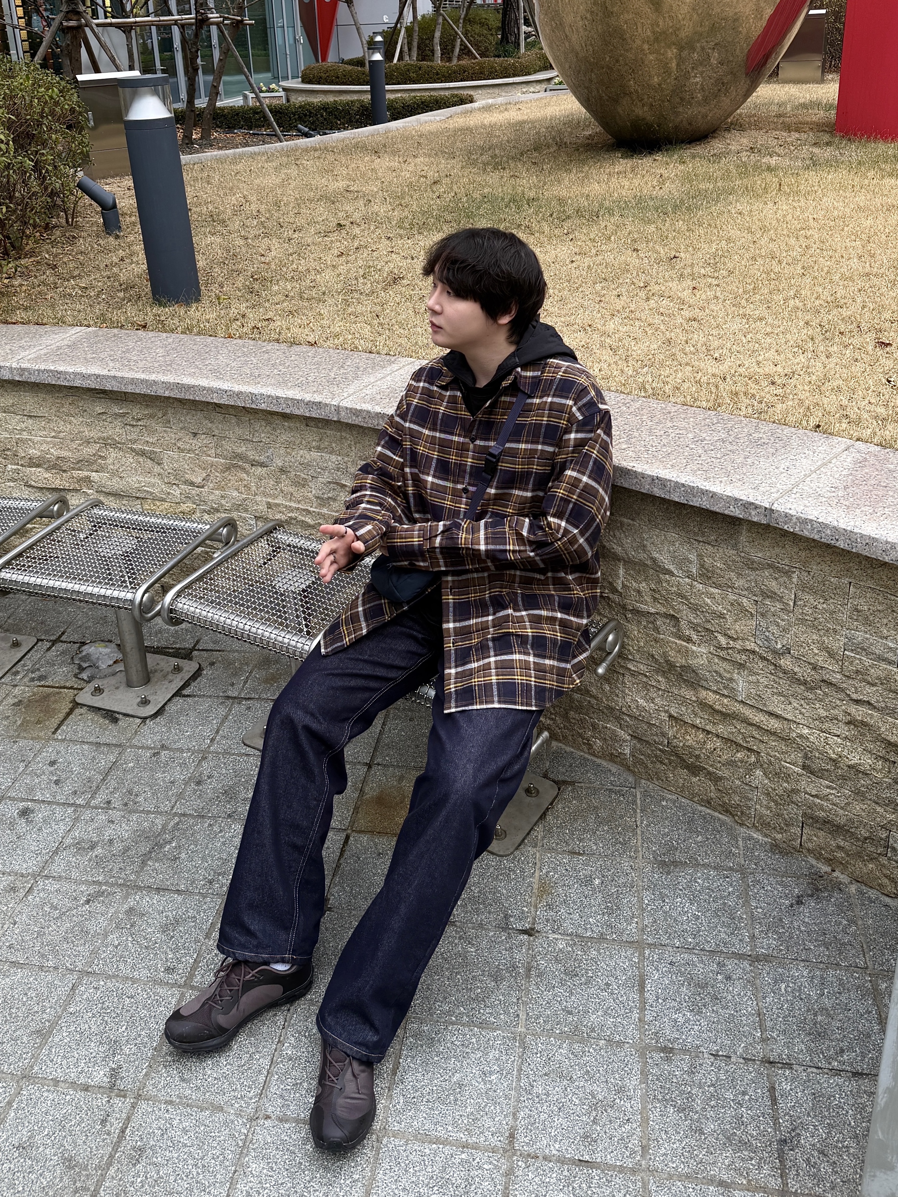 (W) On Running x Post Archive Faction (Paf) Cloudventure Peak Cacao Espresso, Arc'teryx Mantis 1 Waistpack Black Sapphire 착용 스타일 - 2