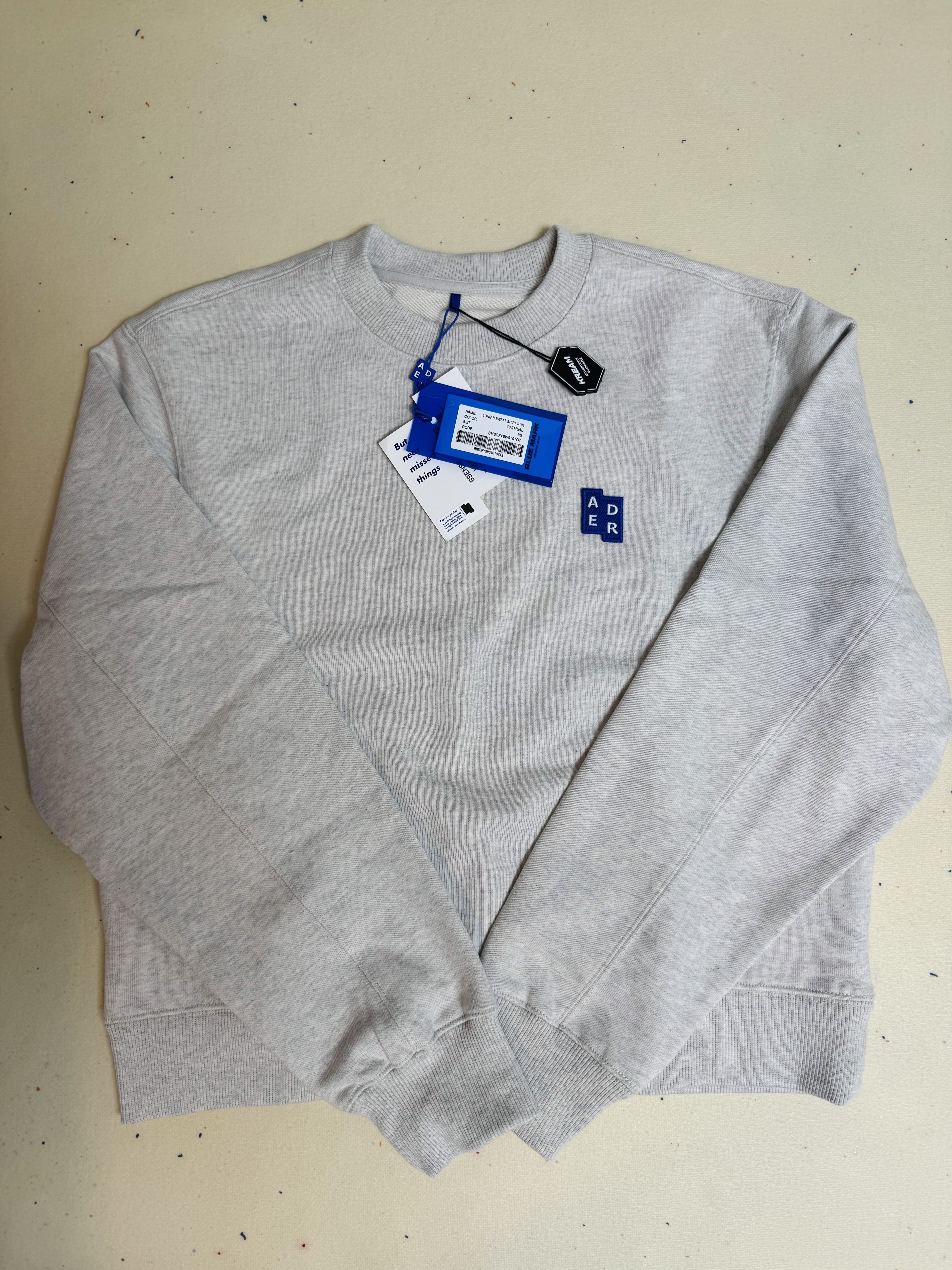 Ader Error Sig; TRS/BL Tag Sweatshirt 01 Oatmeal 착용 스타일 - 1