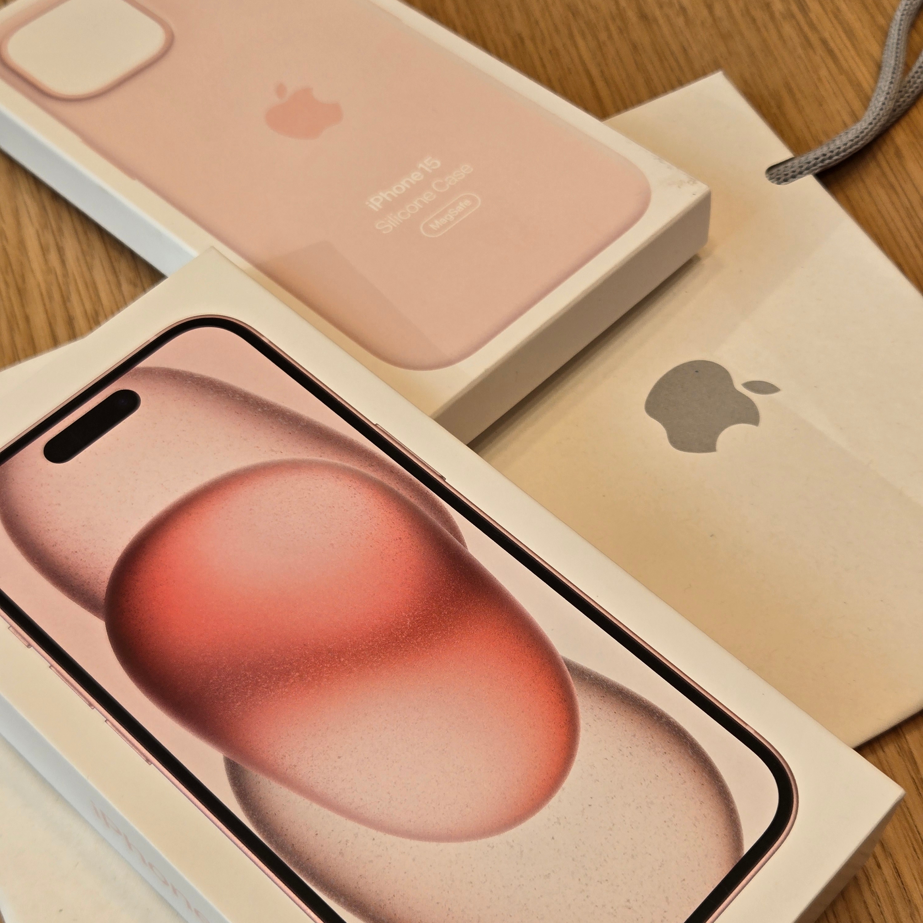 Apple iPhone 15 256GB Pink (Korean Ver.), Apple iPhone 15 Silicone Case with MagSafe Light Pink 착용 스타일
