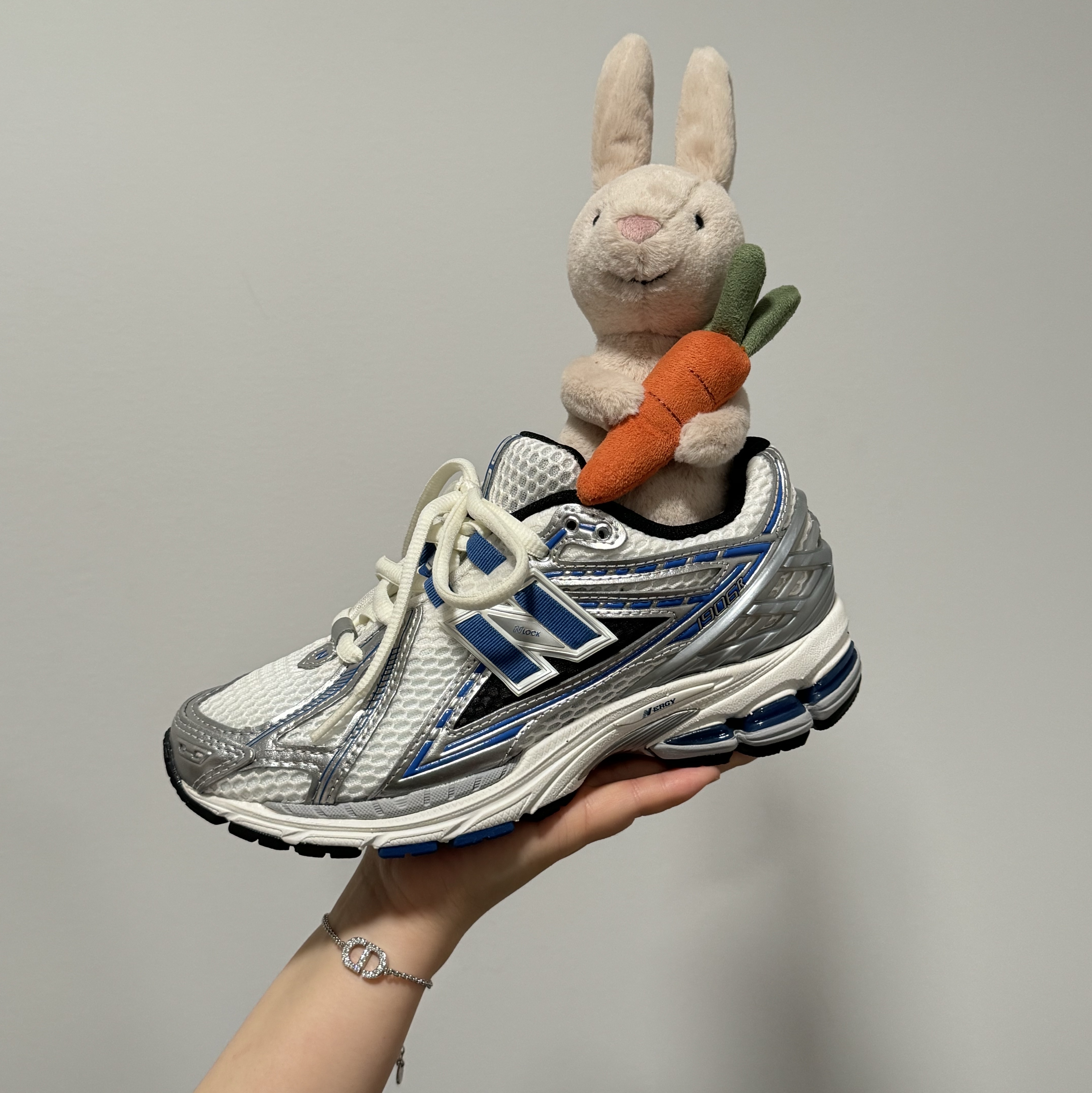 New Balance 1906R Silver Metallic Blue 착용 스타일