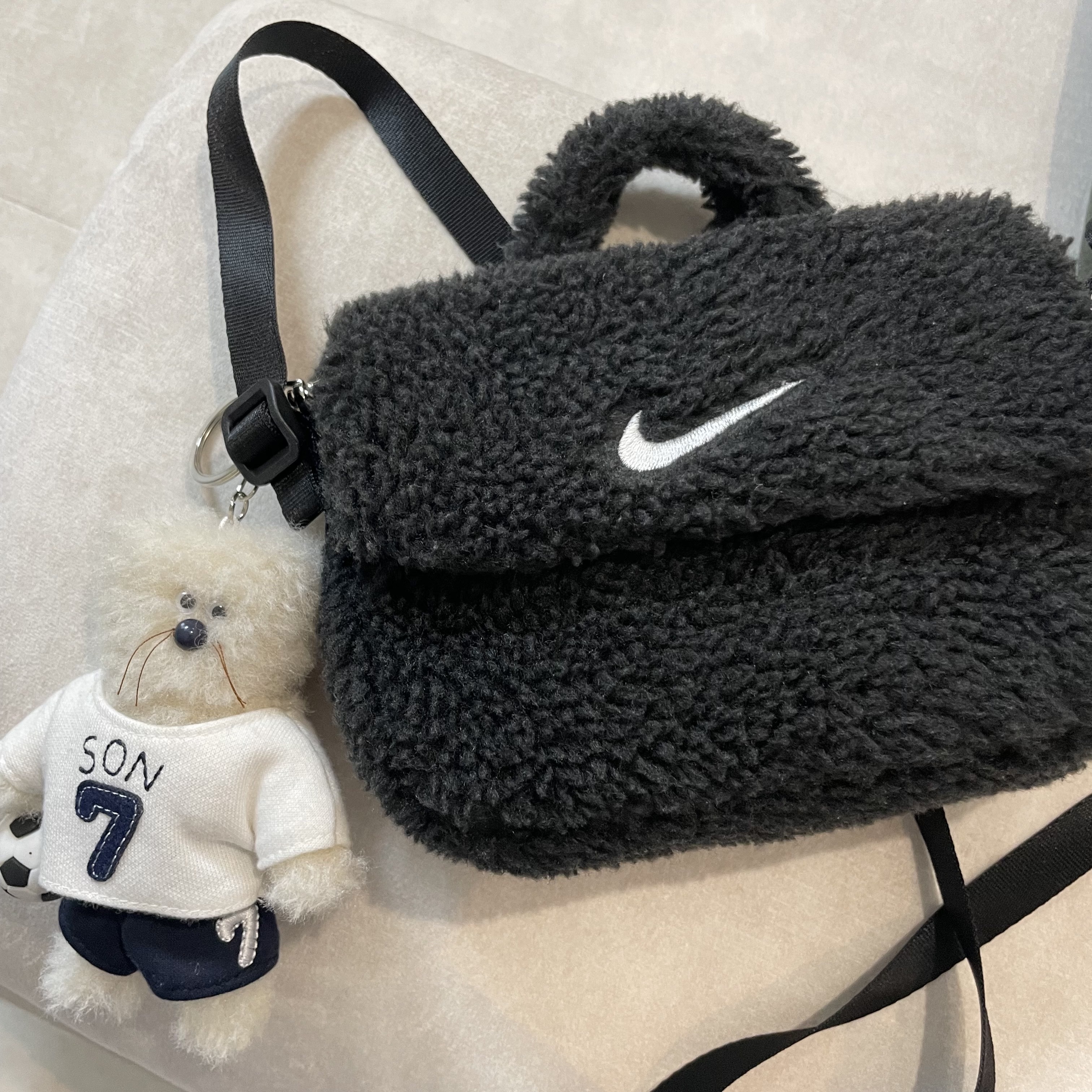 Monamhee x NOS7 SON.hee Keyring Cream, (Kids) Nike NSW Faux Fur Crossbody Bag Black 착용 스타일