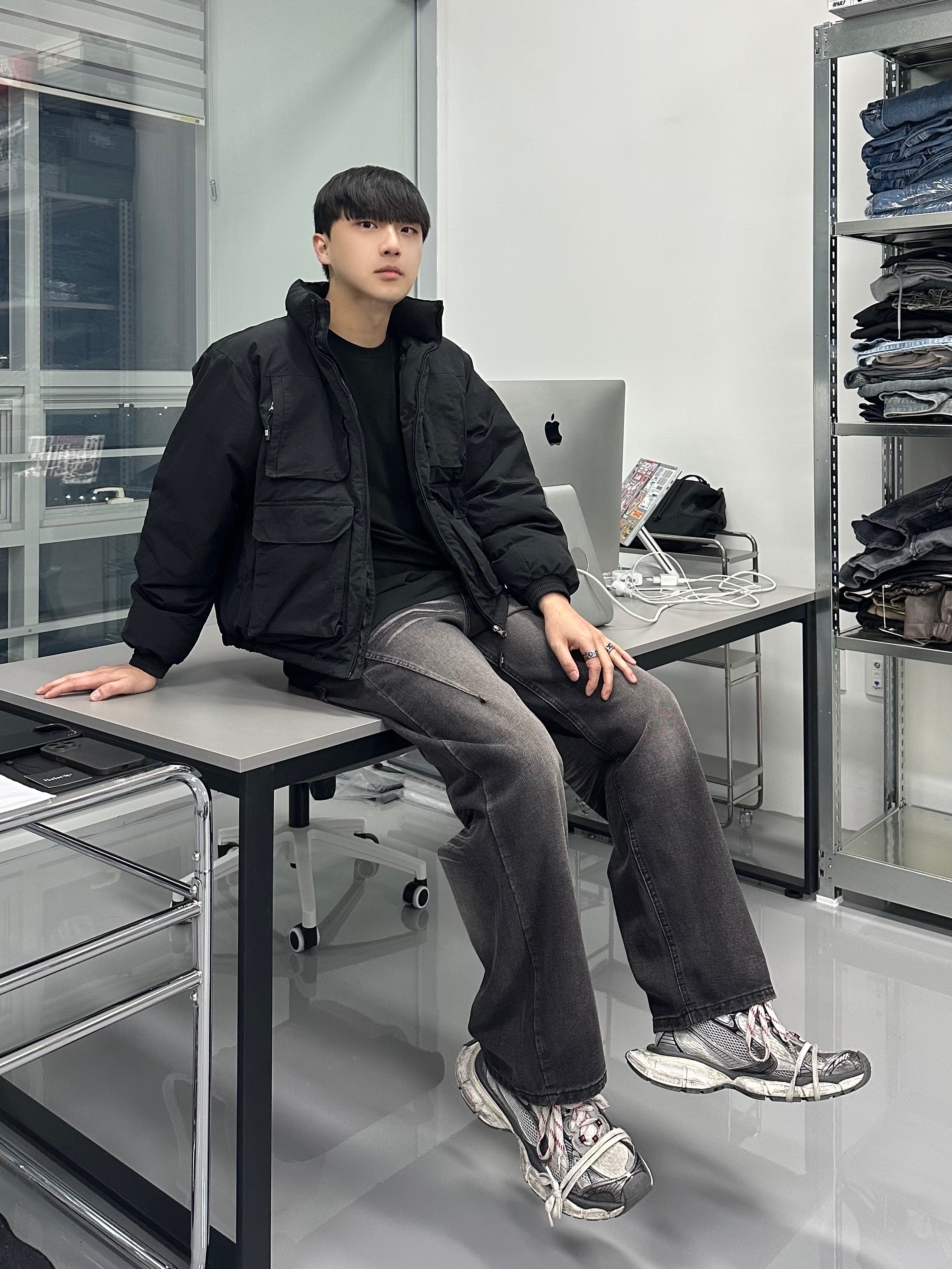 Balenciaga 3XL Sneakers Grey White Red 착용 스타일 - 1