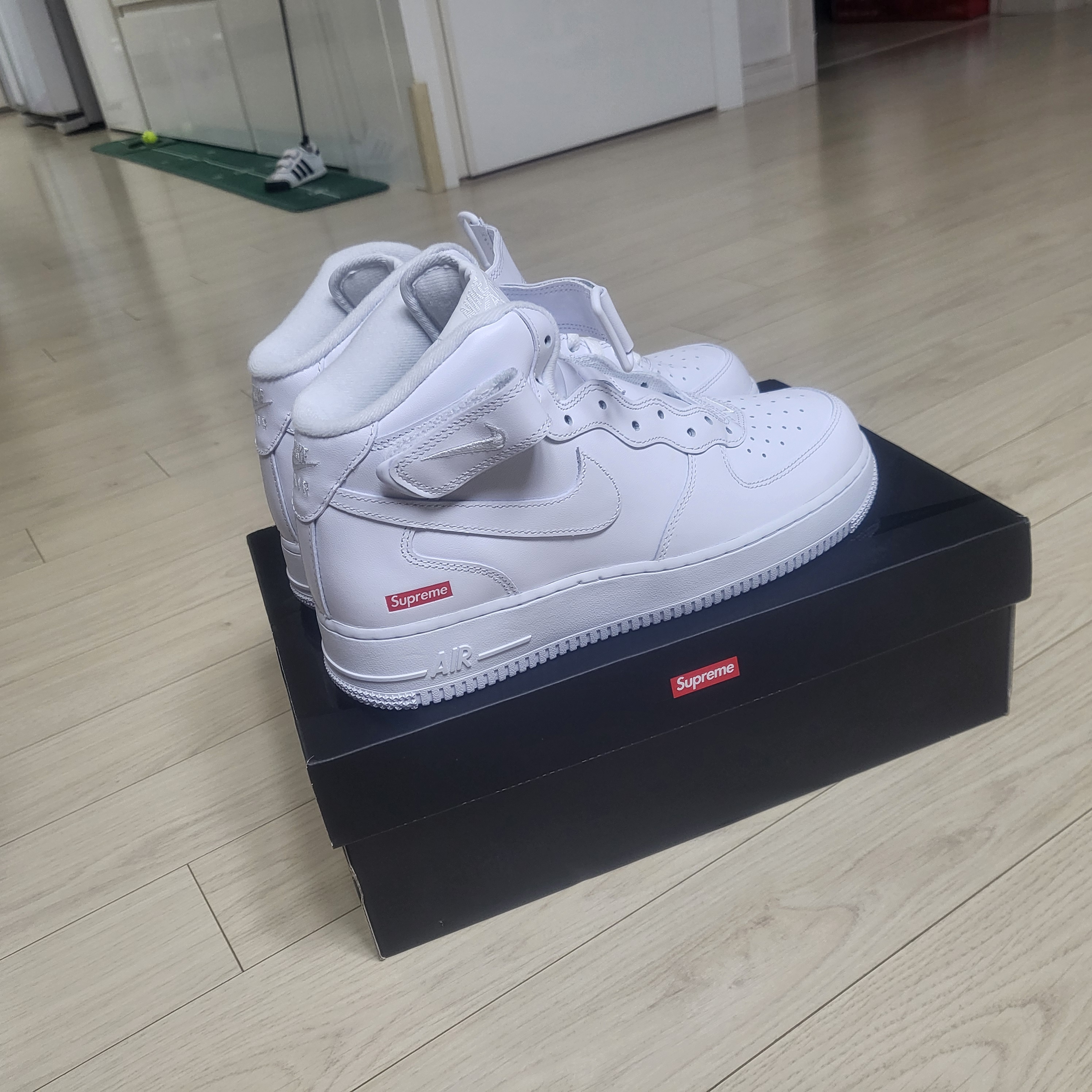 Nike x Supreme Air Force 1 Mid White 착용 스타일