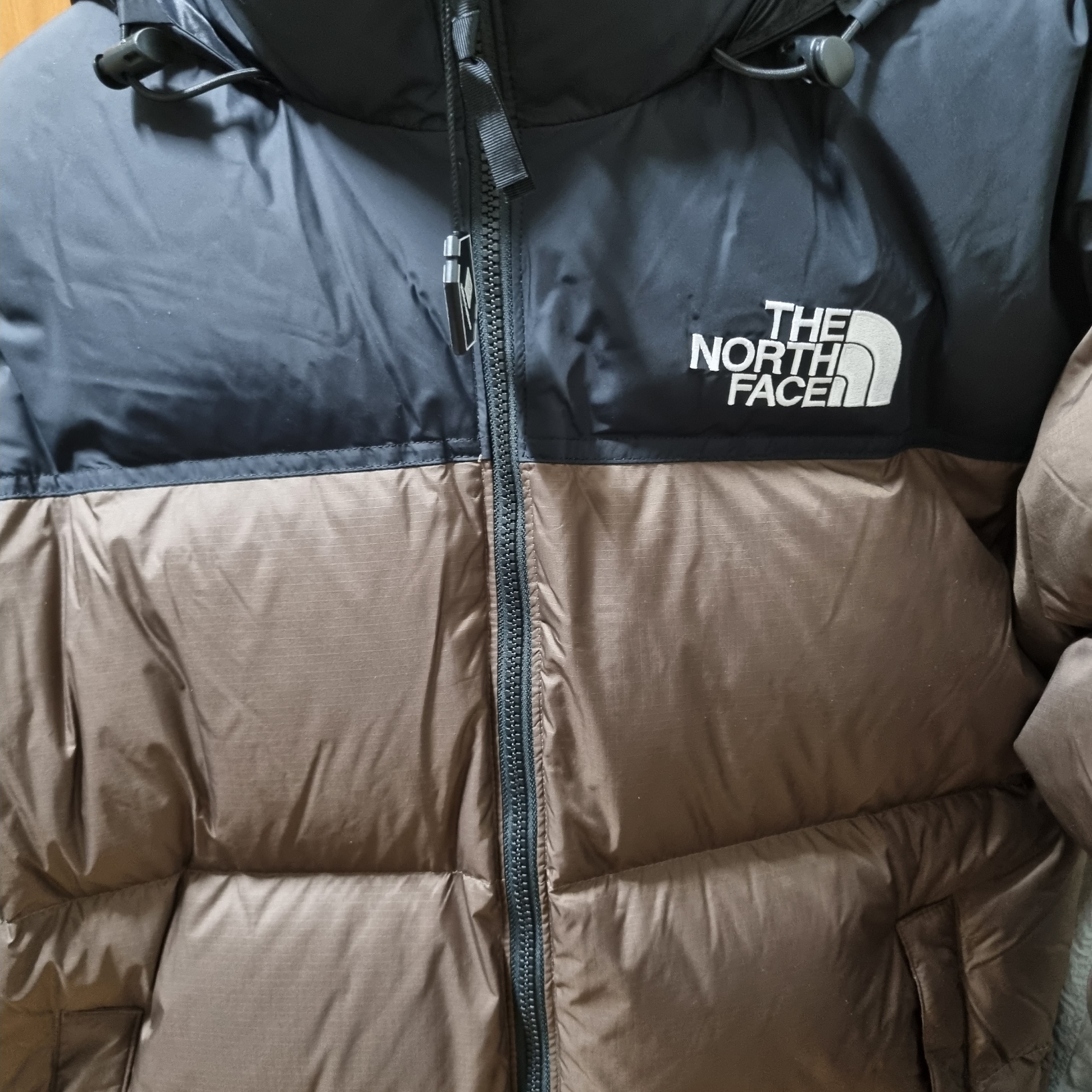 The North Face M 1996 Retro Nuptse Jacket Beige/Smokey Brown - 24FW 착용 스타일