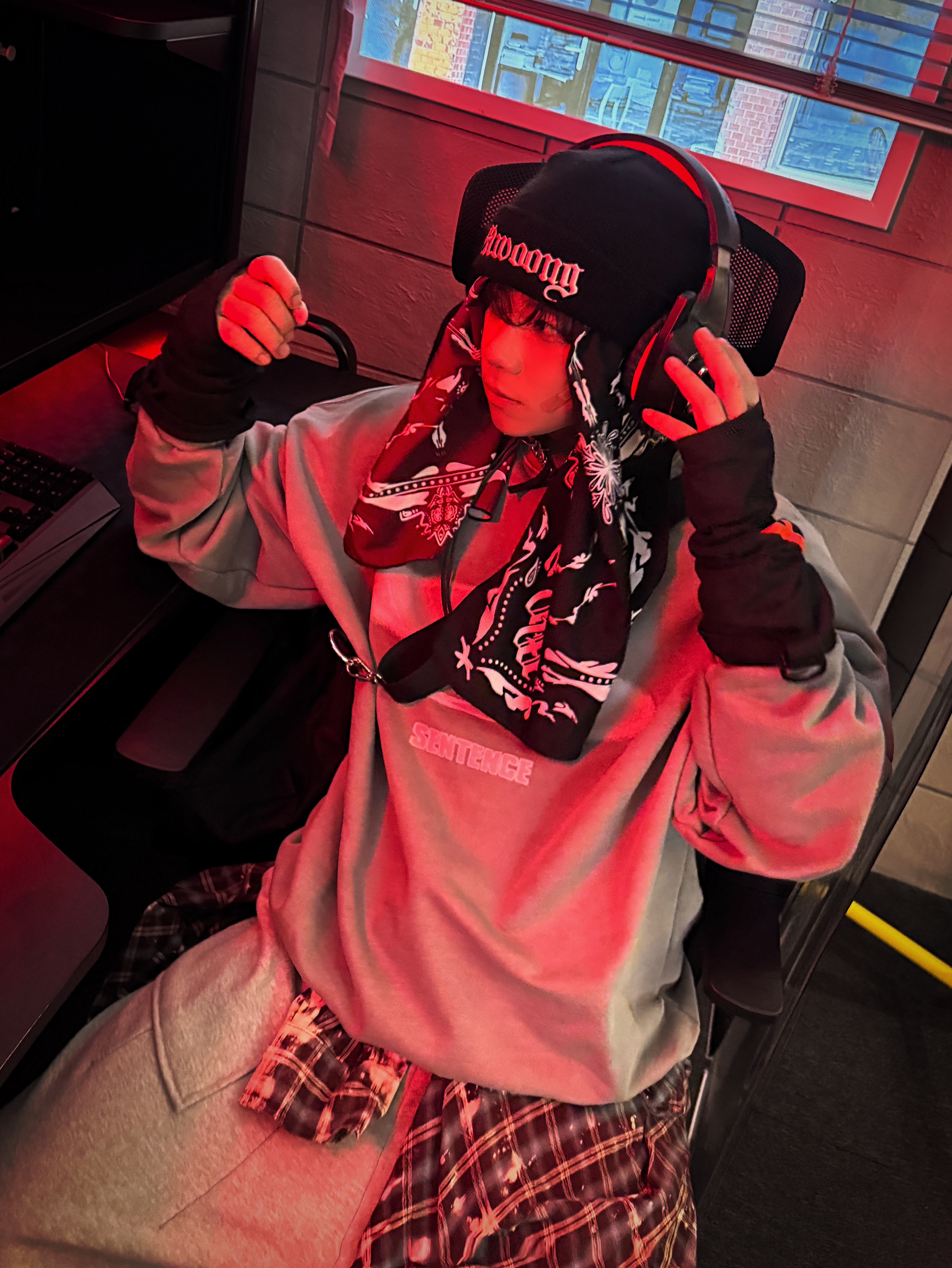 Nike Air Force 1 '07 QS Valentine's Day, Nos Couleurs Bleached Bite Shirts Burgundy 착용 스타일 - 3