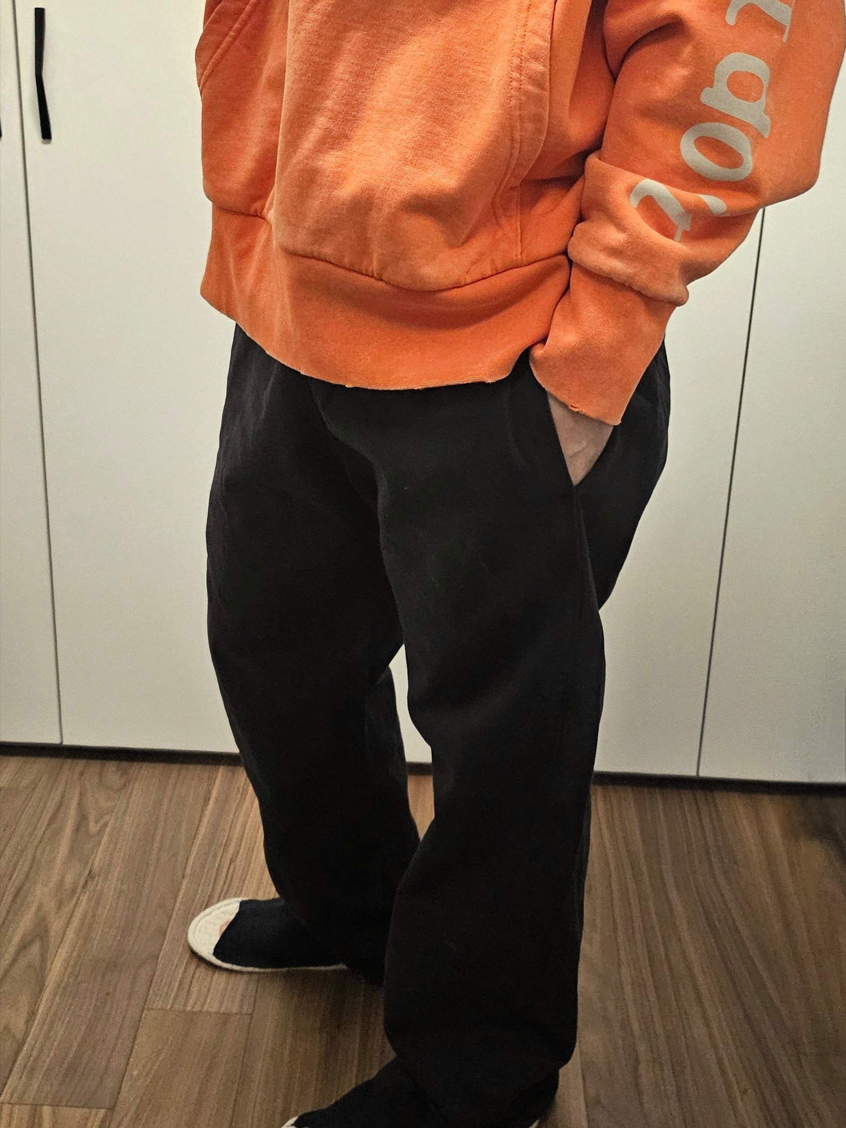 Yeezy Gap Engineered By Balenciaga Sateen Cargo Pants Black 착용 스타일