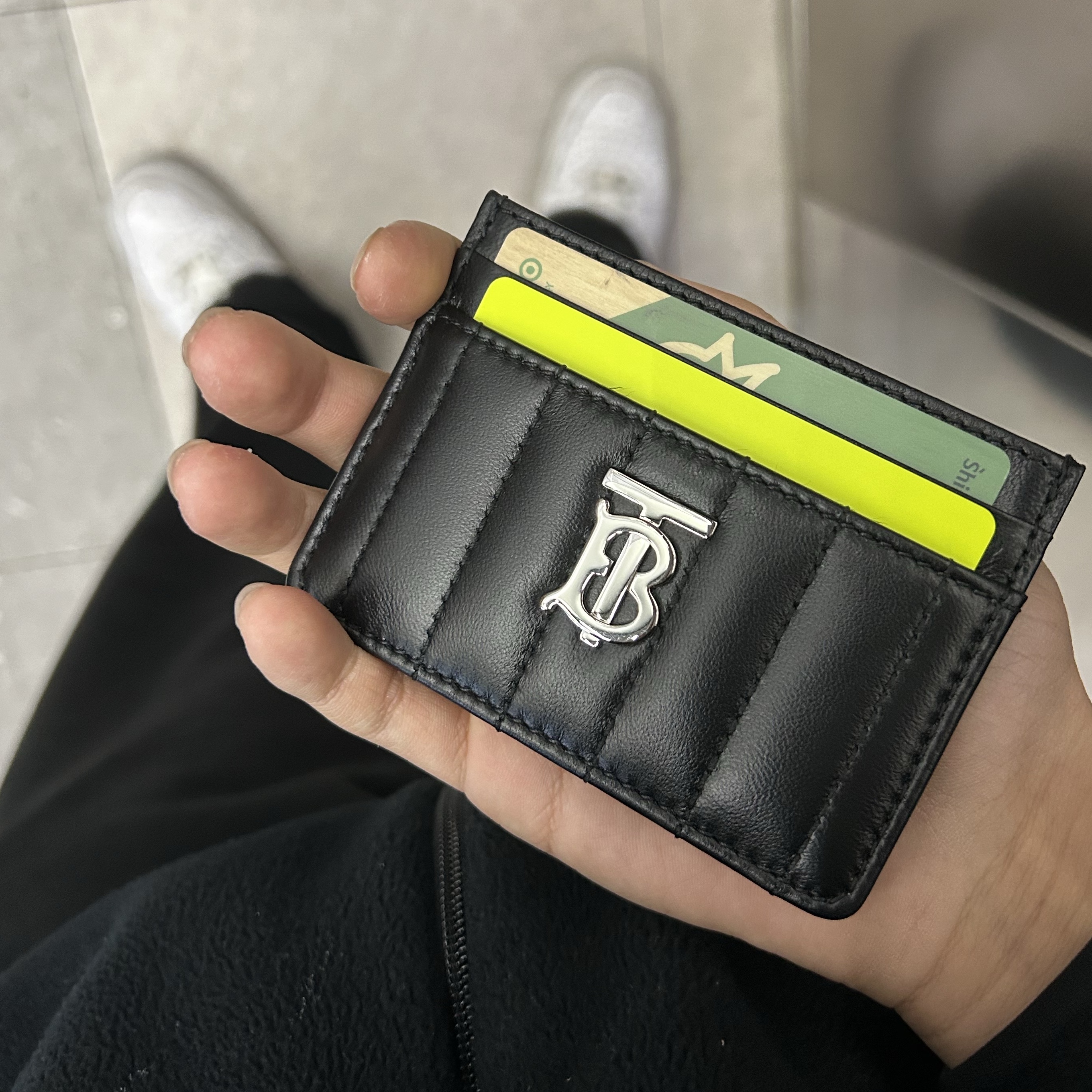 Burberry Quilted Leather Lola Card Case Black Palladium 착용 스타일