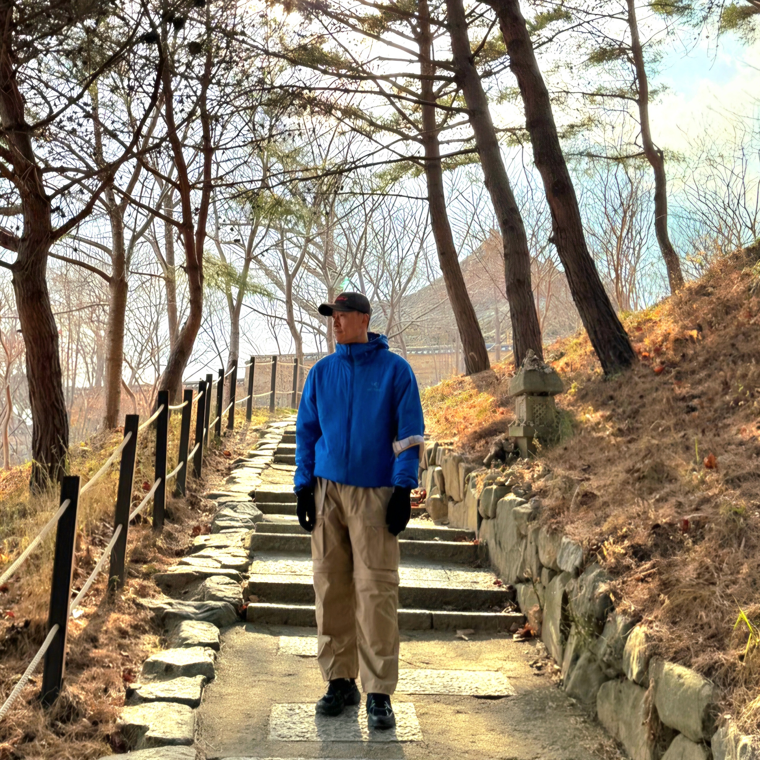 Arc'teryx Atom Hoody Vitality, Nike ACG Smith Summit Cargo Pants Khaki Iron Ore - Asia 착용 스타일 - 1