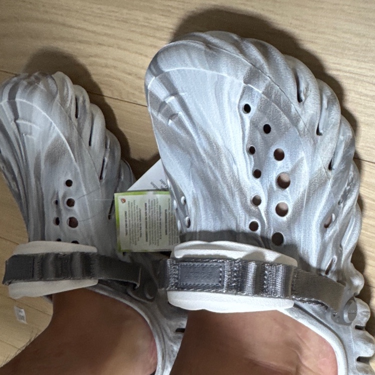 Crocs Echo Marbled Clog Moonlight Multi 착용 스타일