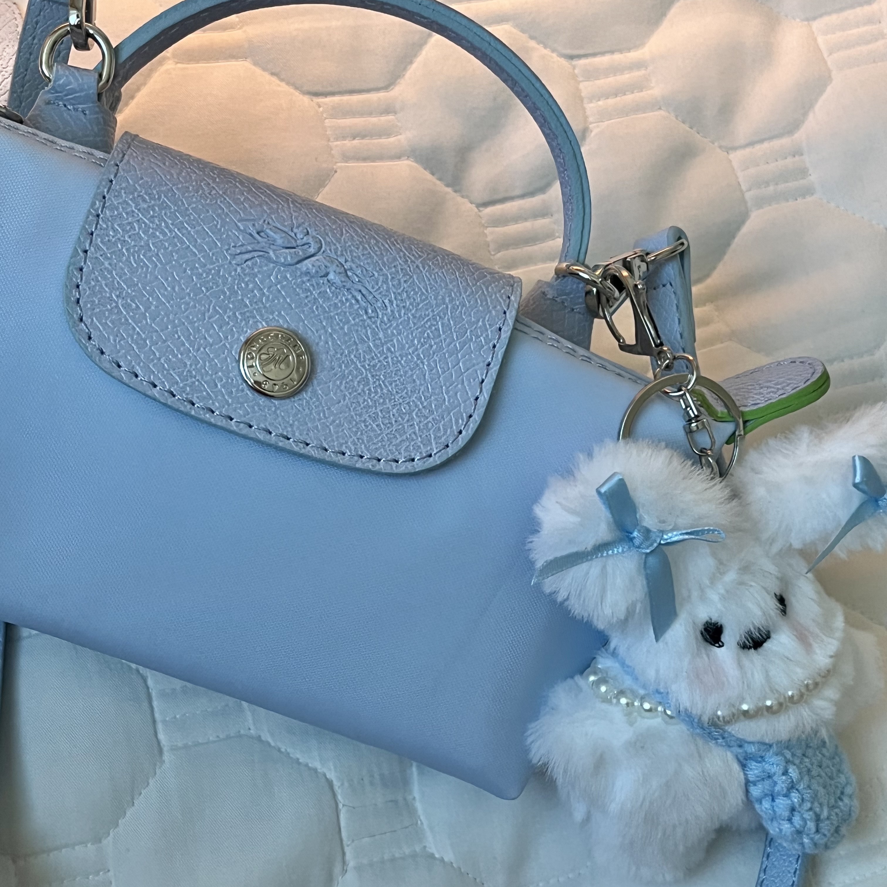 Longchamp Le Pliage Green Handle Pouch Blue 착용 스타일