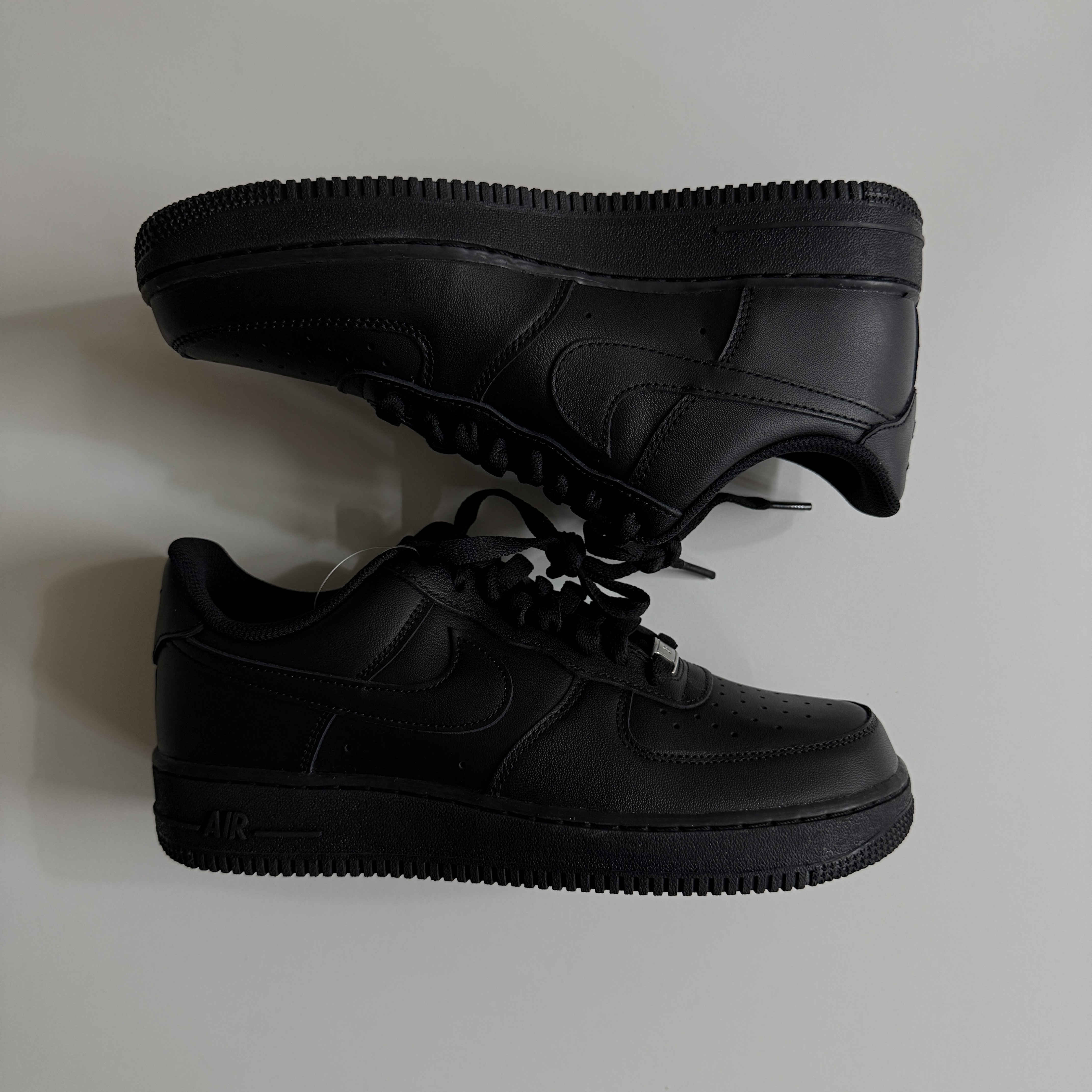 Nike Air Force 1 '07 Low Triple Black 착용 스타일 - 1
