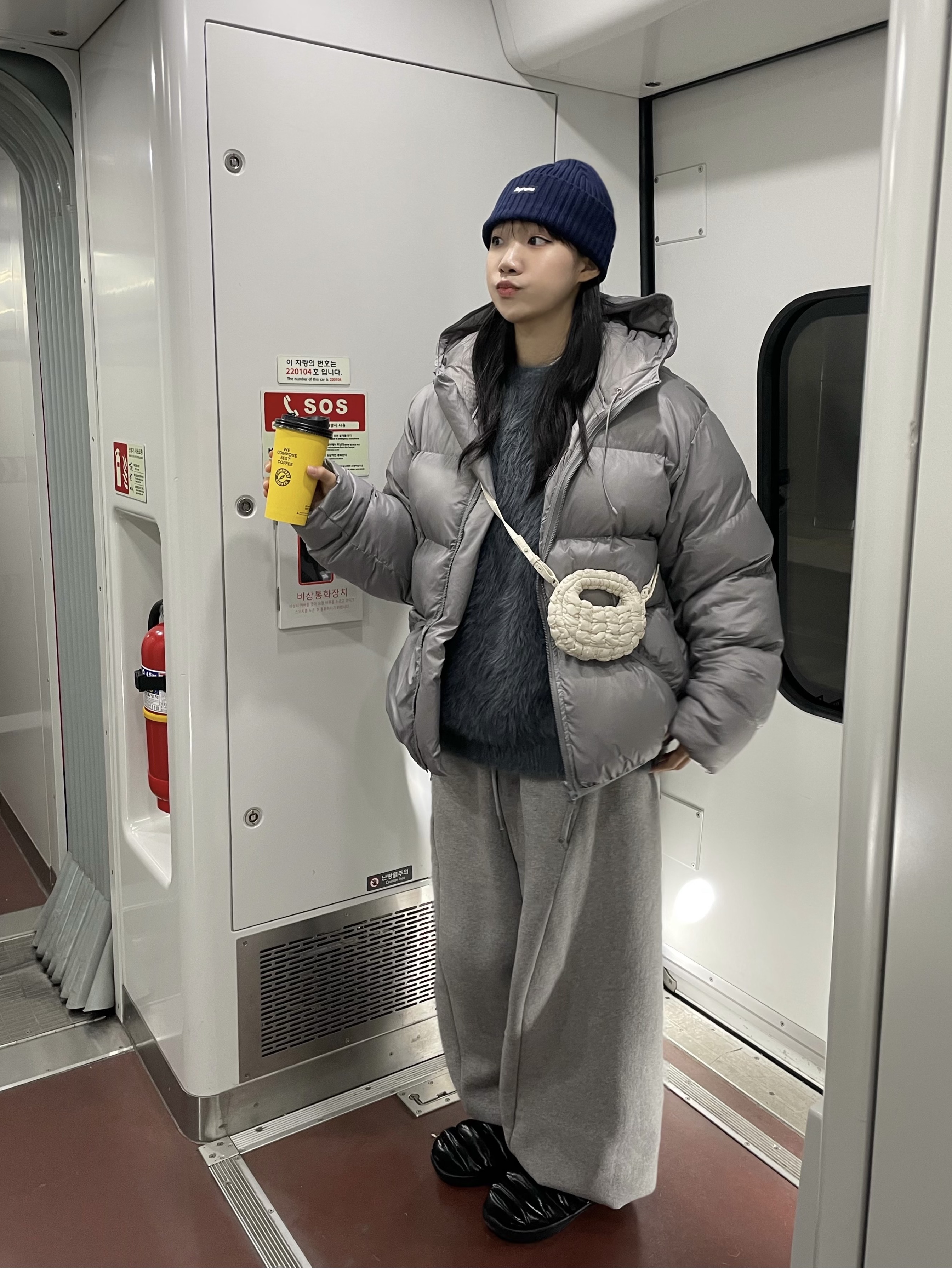 (W) Nike Burrow SE Slippers Black, COS Quilted Nano Crossbody Bag Beige 착용 스타일 - 6