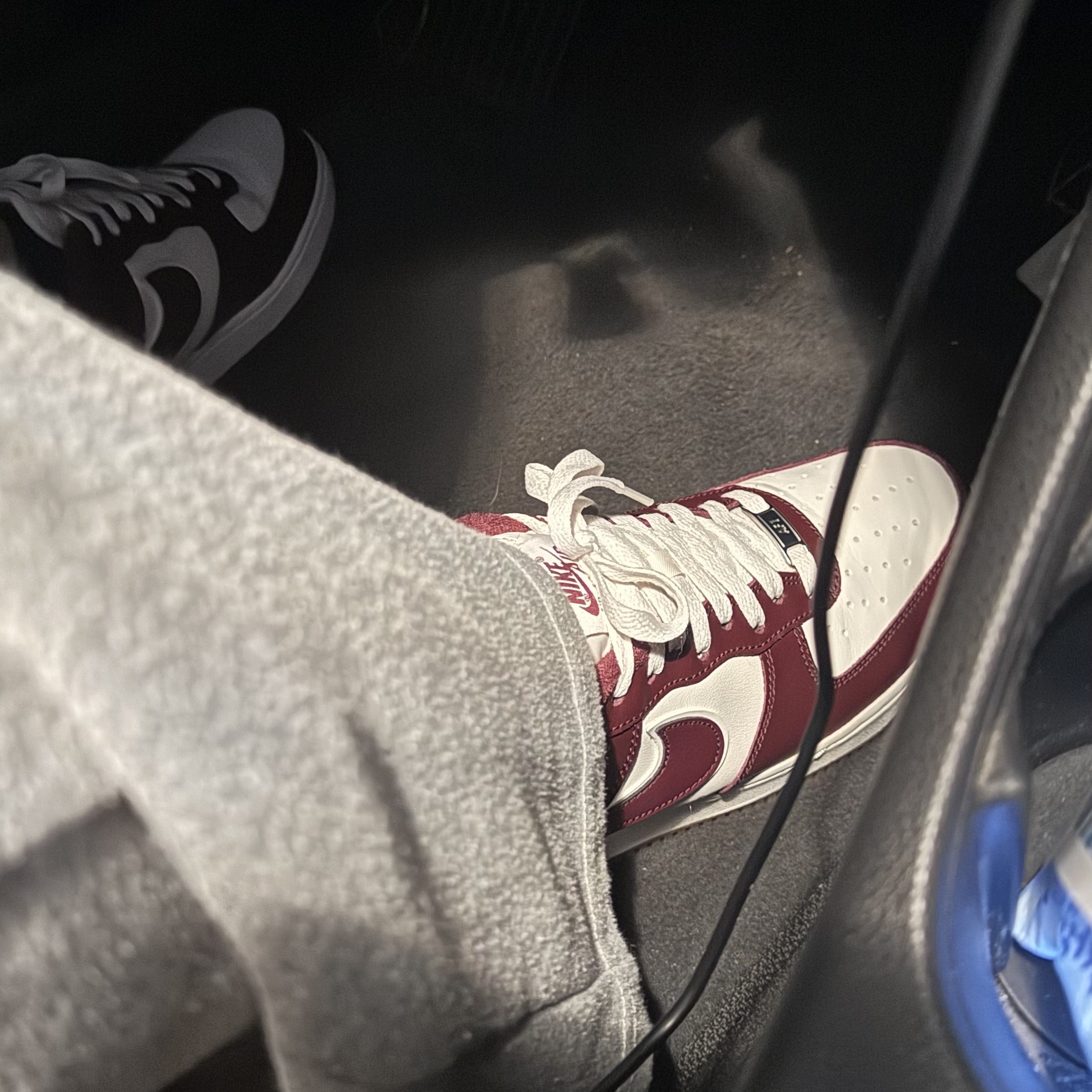 Nike Air Force 1 '07 LV8 Night Maroon 착용 스타일