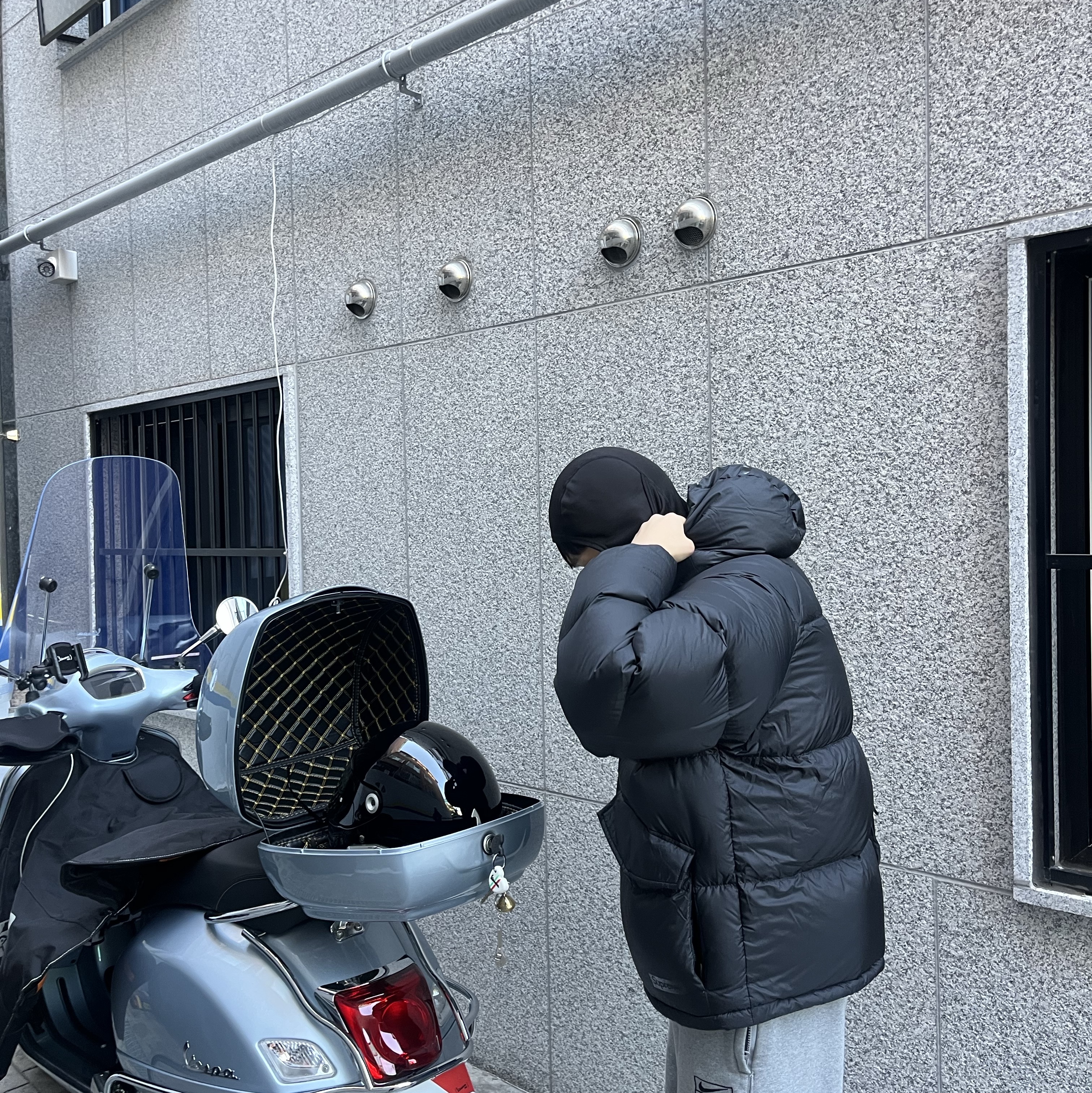 Supreme 700-Fill Down Lightweight Puffer Jacket Black - 24FW, Nike x Stussy NRG Fleece Pants Dark Grey Heather (DO9340-063) 착용 스타일 - 2