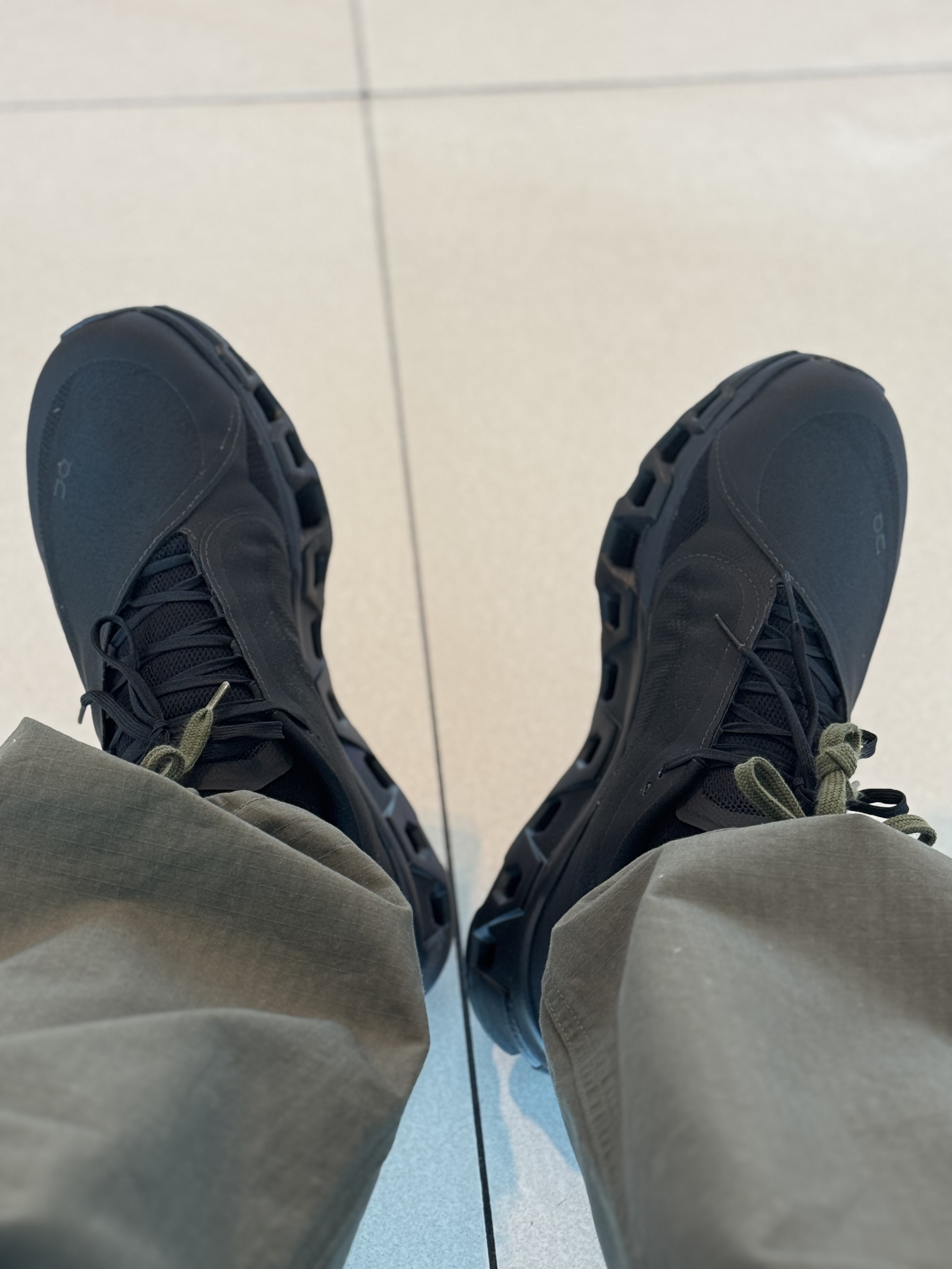 On Running x Post Archive Faction (Paf) Cloudmonster 2 Black Magnet, Arc'teryx Thorium Hoody Black 착용 스타일 - 2