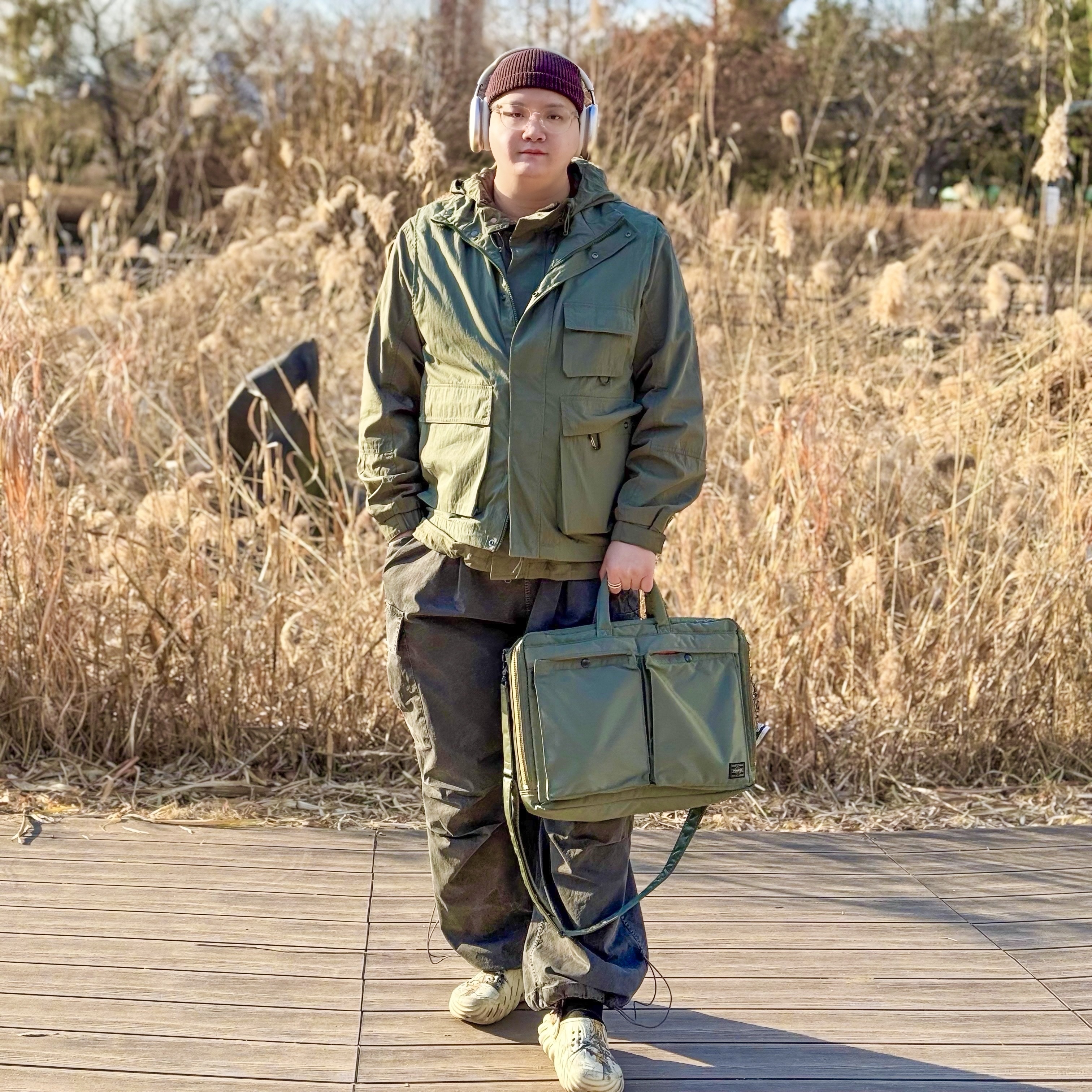 Apple AirPods Max USB C Starlight (Korean Ver.), Porter Tanker 2Way Briefcase Sage Green 착용 스타일 - 2