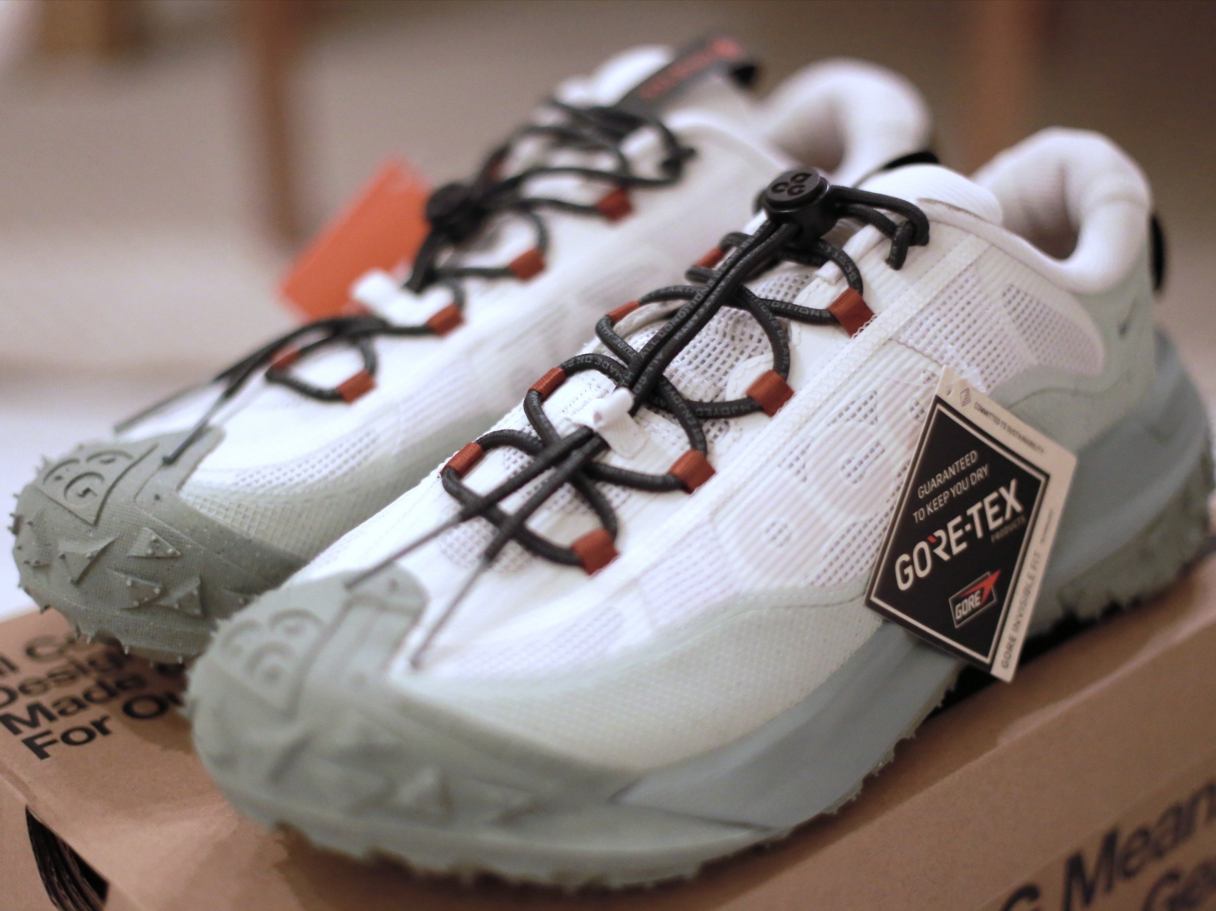 Nike ACG Mountain Fly 2 Low Gore-Tex Phantom Dark Smoke Grey 착용 스타일 - 2