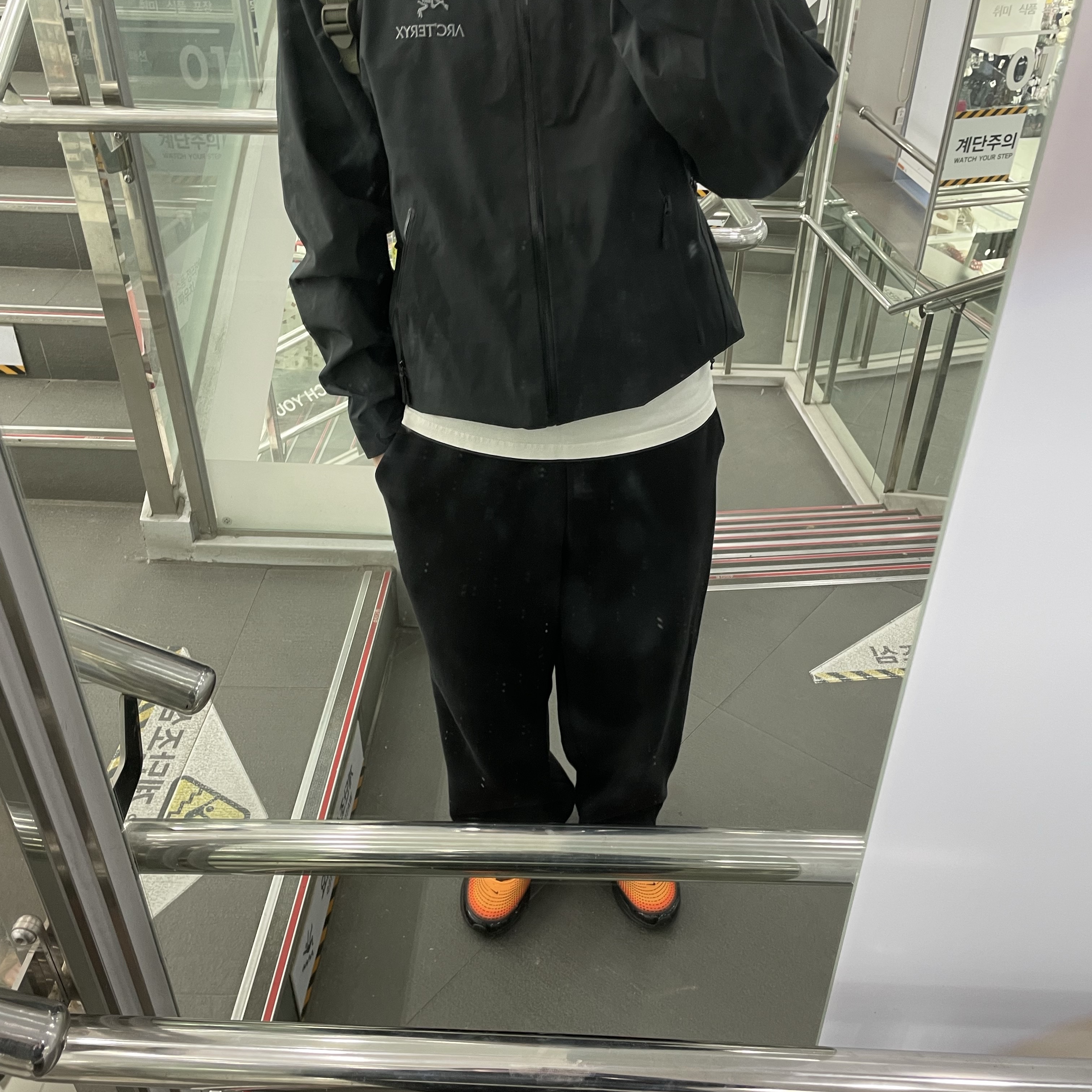 Arc'teryx Beta Jacket Black, Nike Air Max Dn Black Grey 착용 스타일 - 3