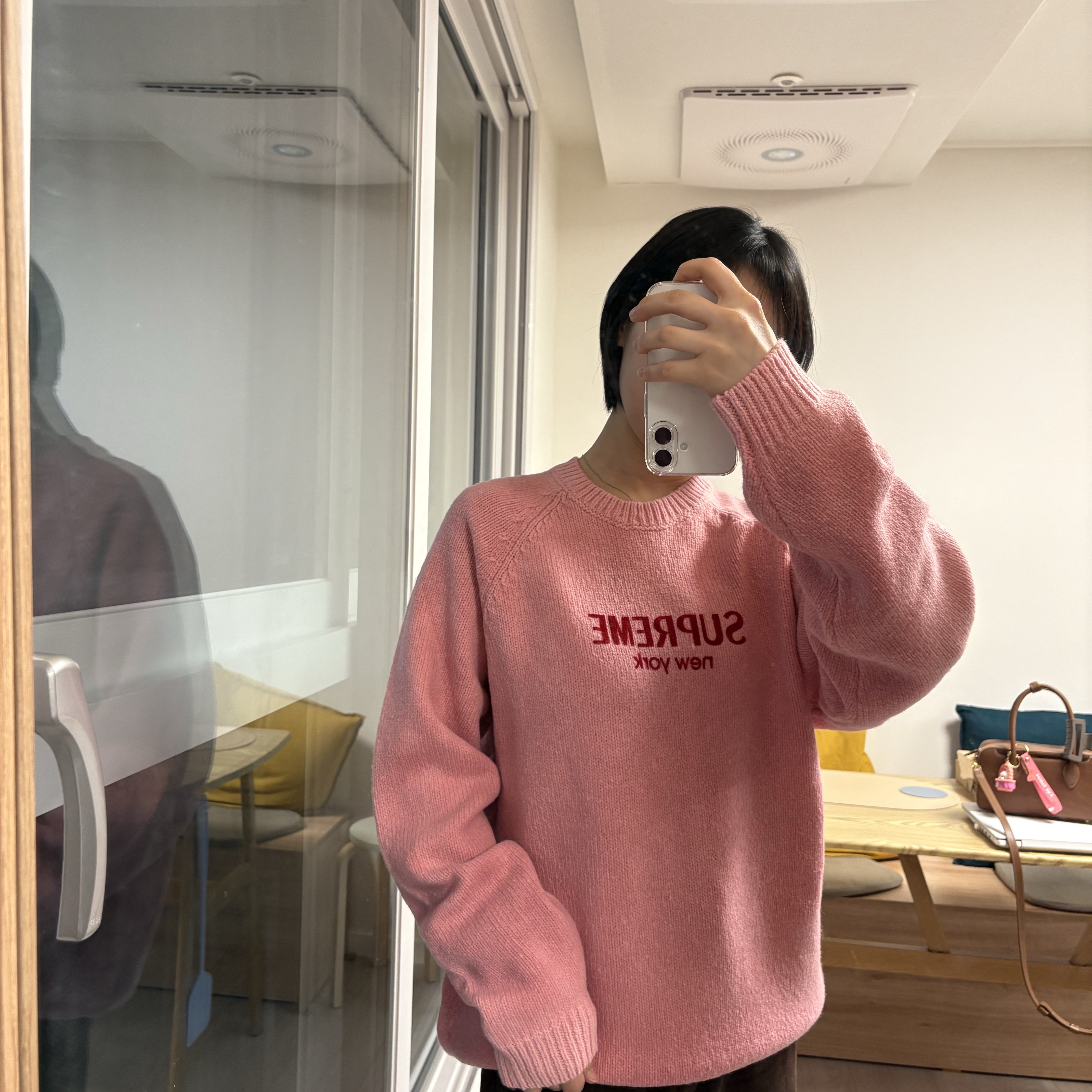 Supreme Flocked Logo Sweater Pink - 24FW 착용 스타일