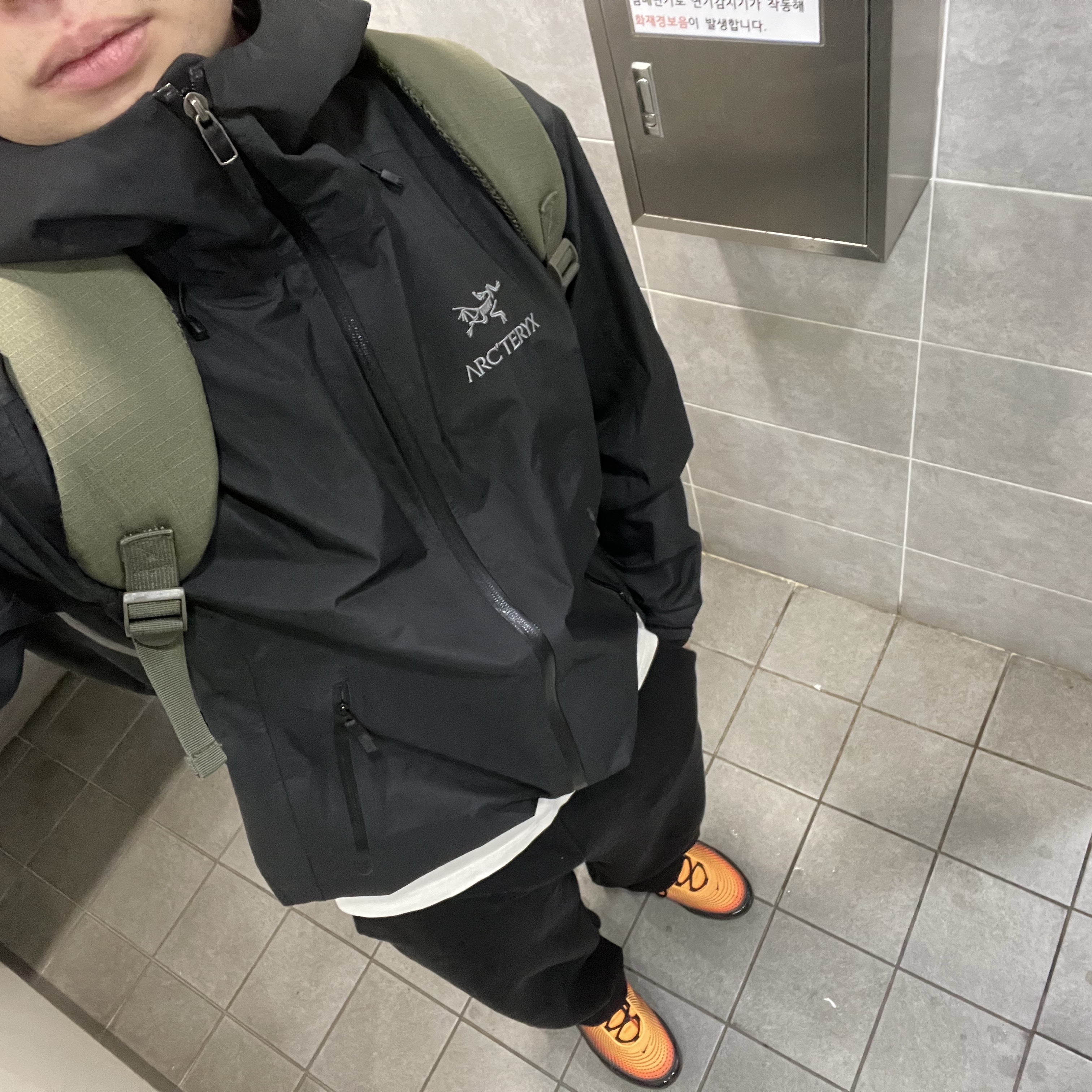 Arc'teryx Beta Jacket Black, Nike Air Max Dn Black Grey 착용 스타일 - 1