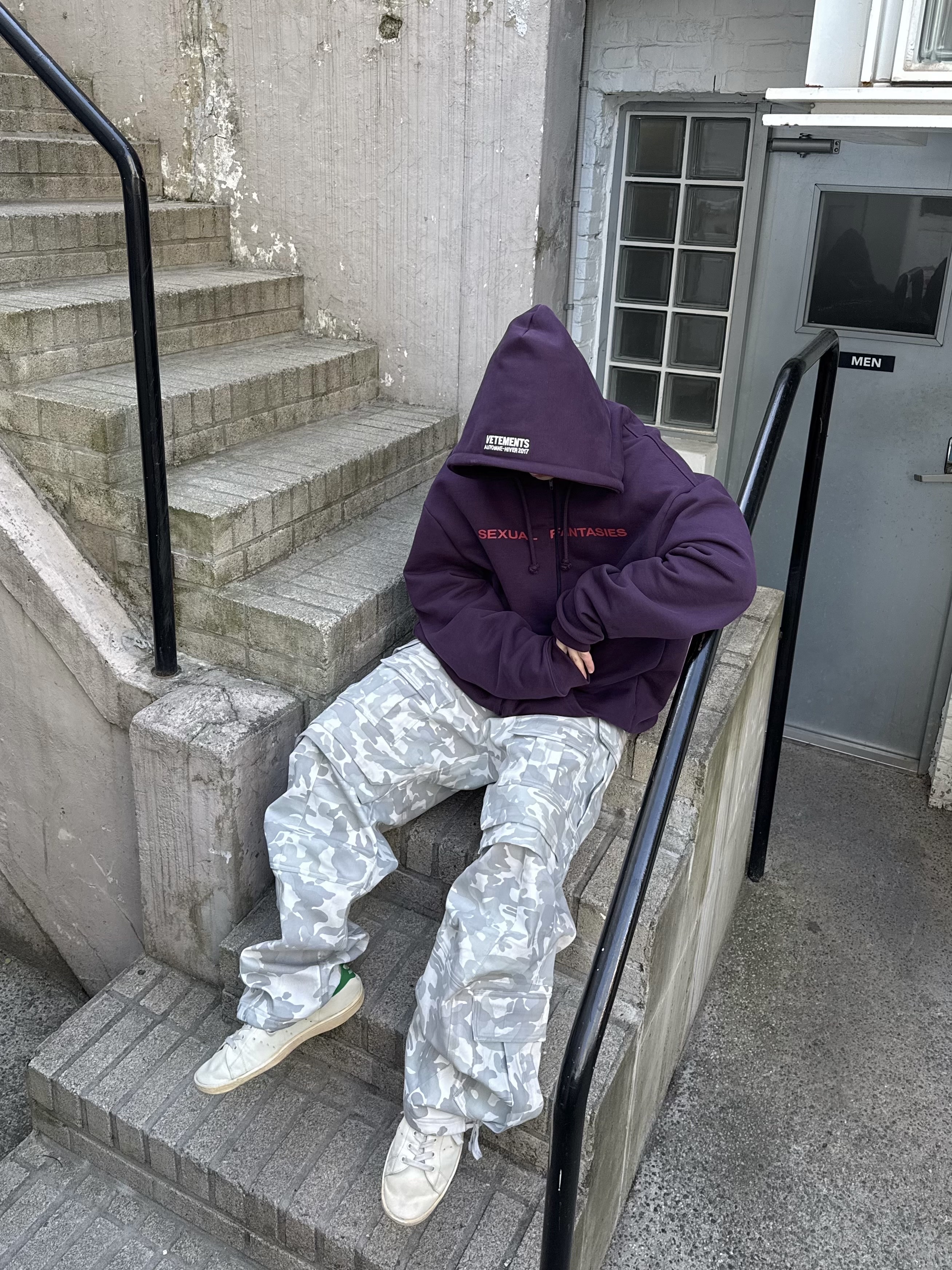 Balenciaga x Adidas Stan Smith Worn Out White Green, Farfromwhat Far Camo Cargo Pants White 착용 스타일 - 1