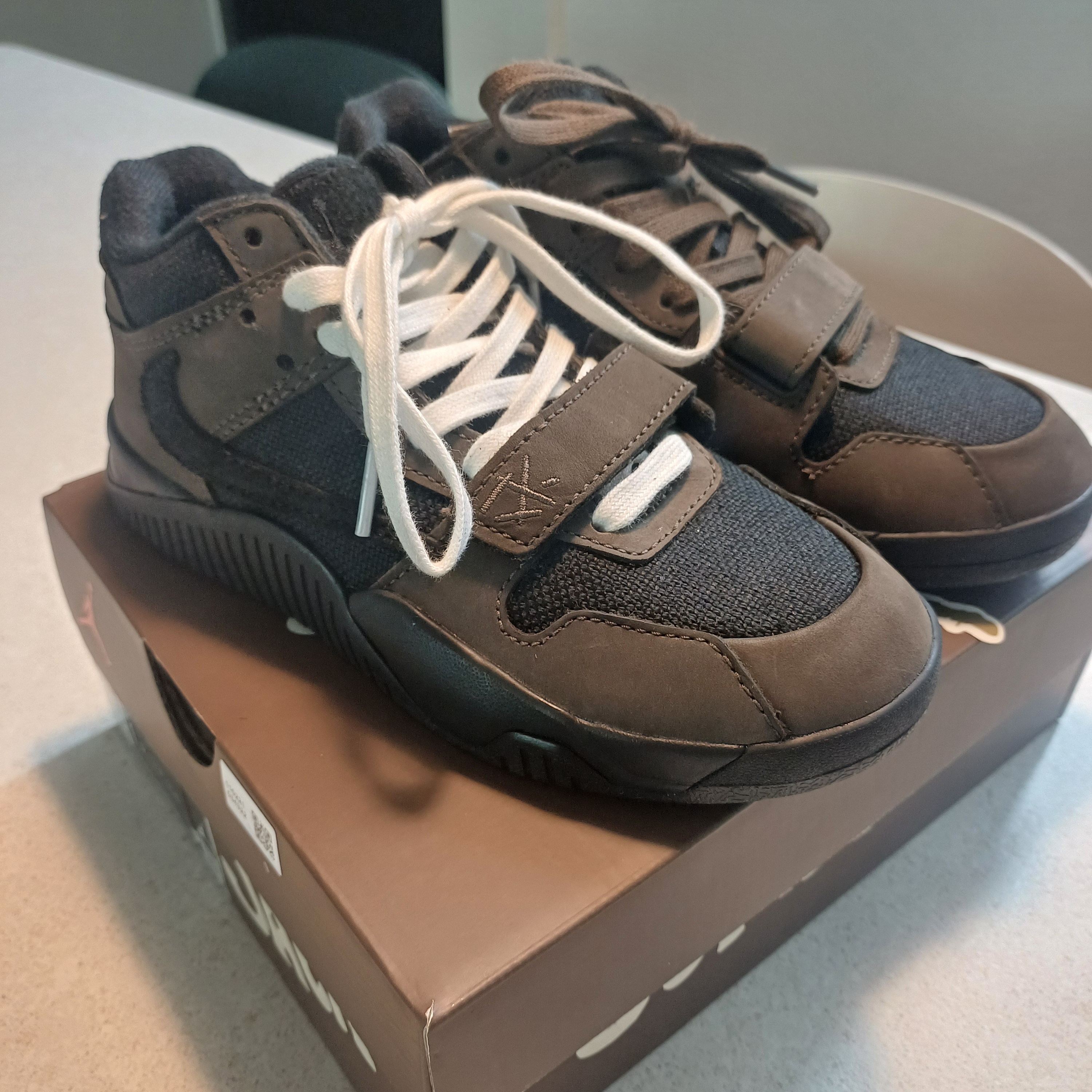 (PS) Jordan x Travis Scott Jumpman Jack TR Black and Dark Mocha 착용 스타일 - 1