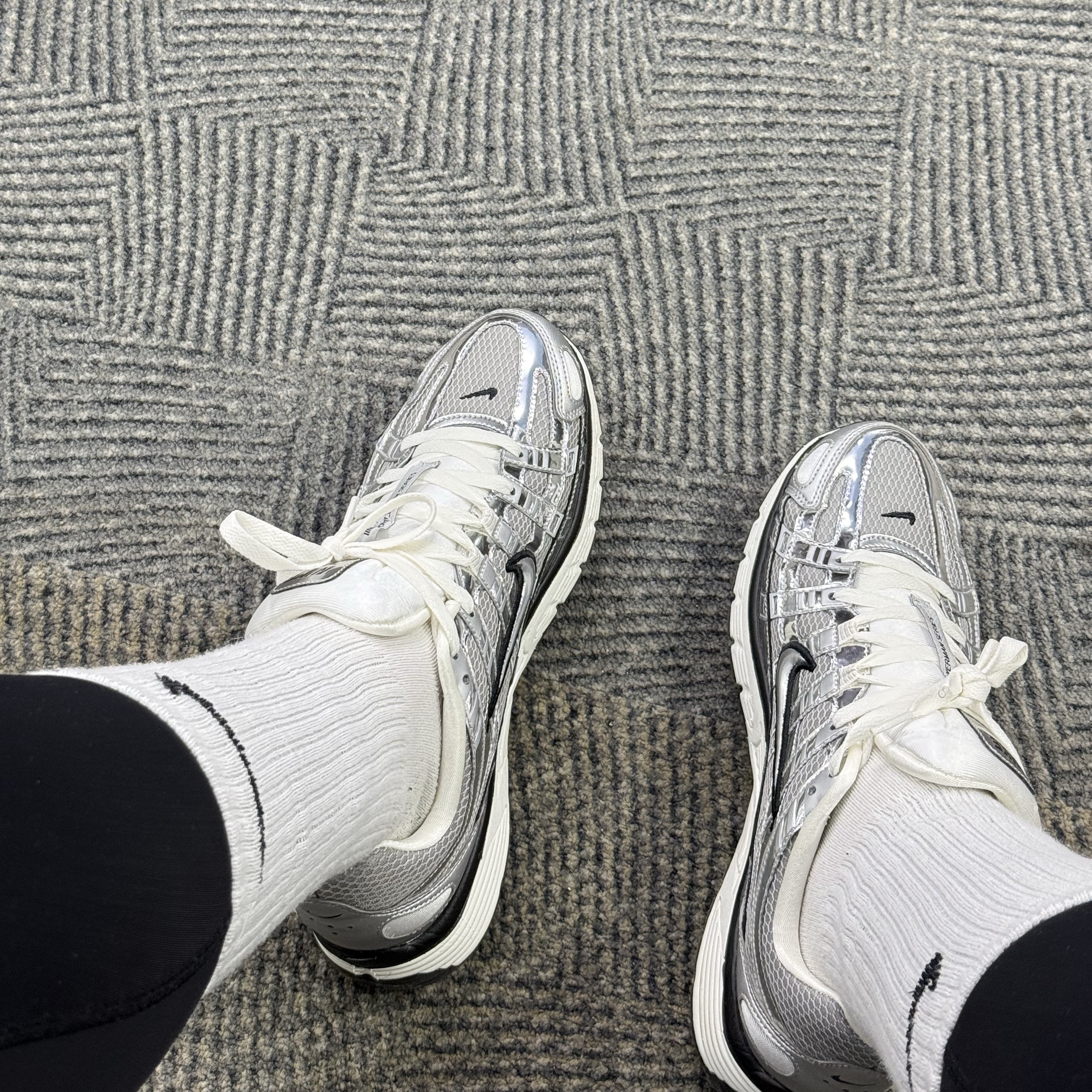 Nike P-6000 Metallic Silver 착용 스타일