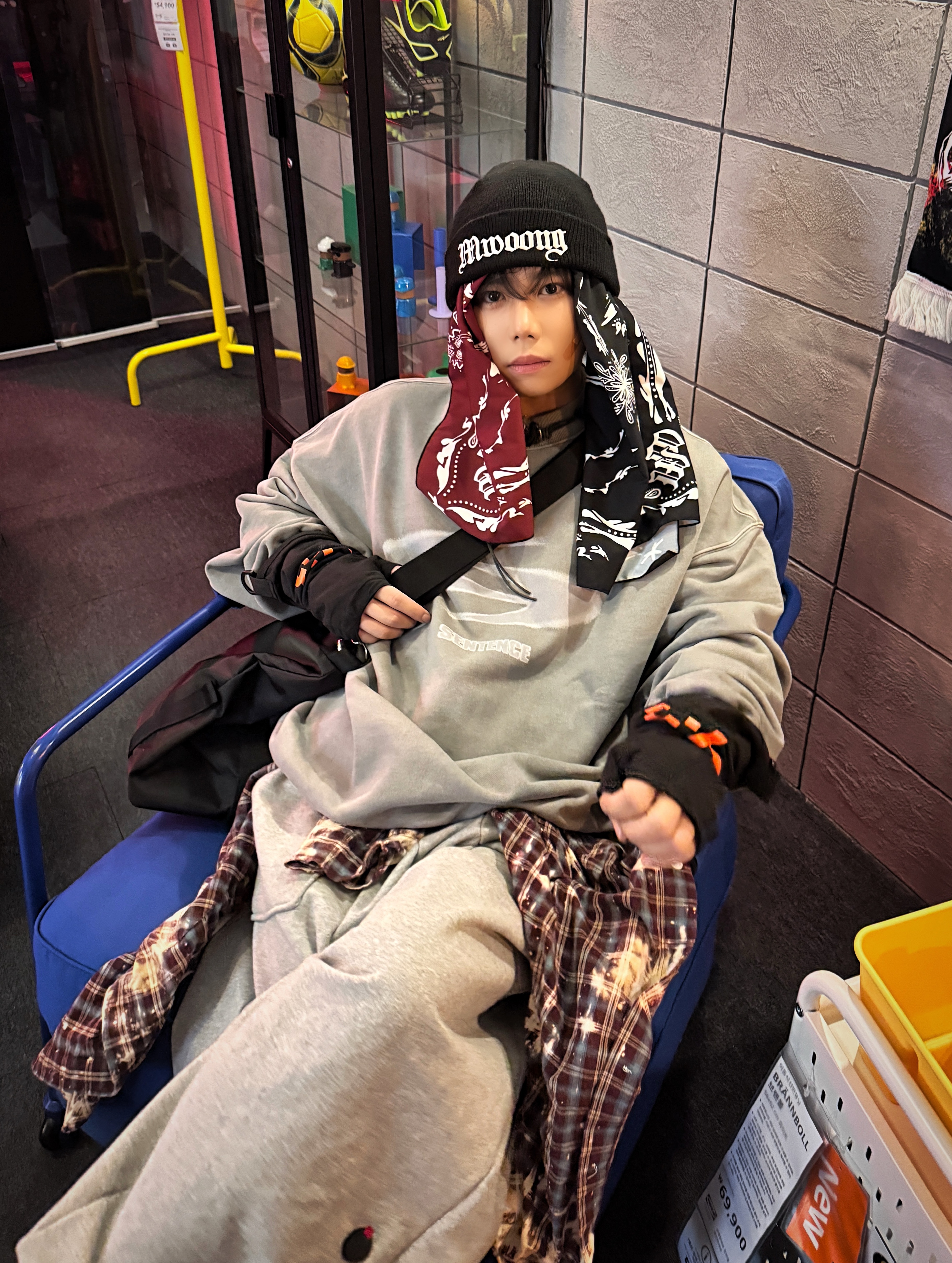 Nike Air Force 1 '07 QS Valentine's Day, Nos Couleurs Bleached Bite Shirts Burgundy 착용 스타일 - 4