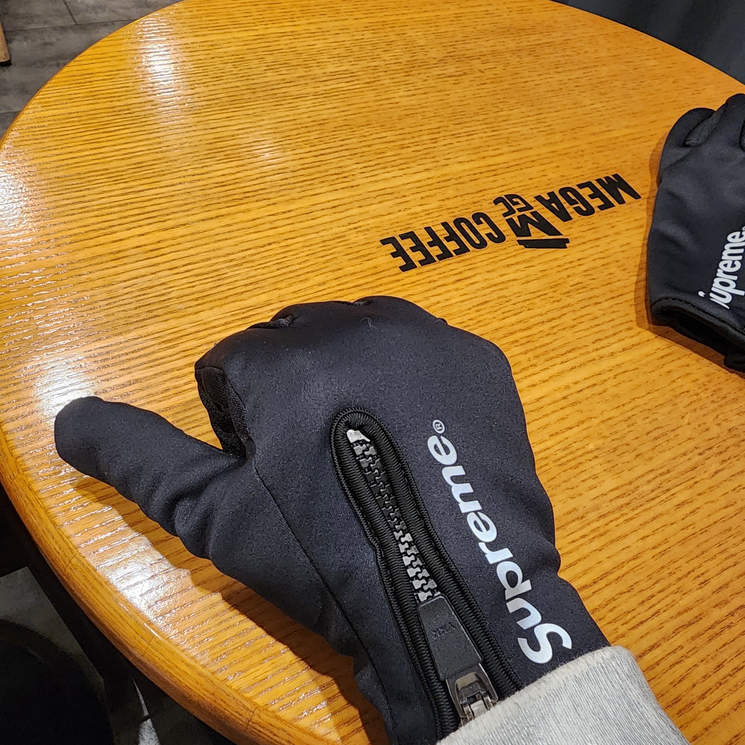 Supreme Windstopper Zip Gloves Black - 24FW 착용 스타일 - 1