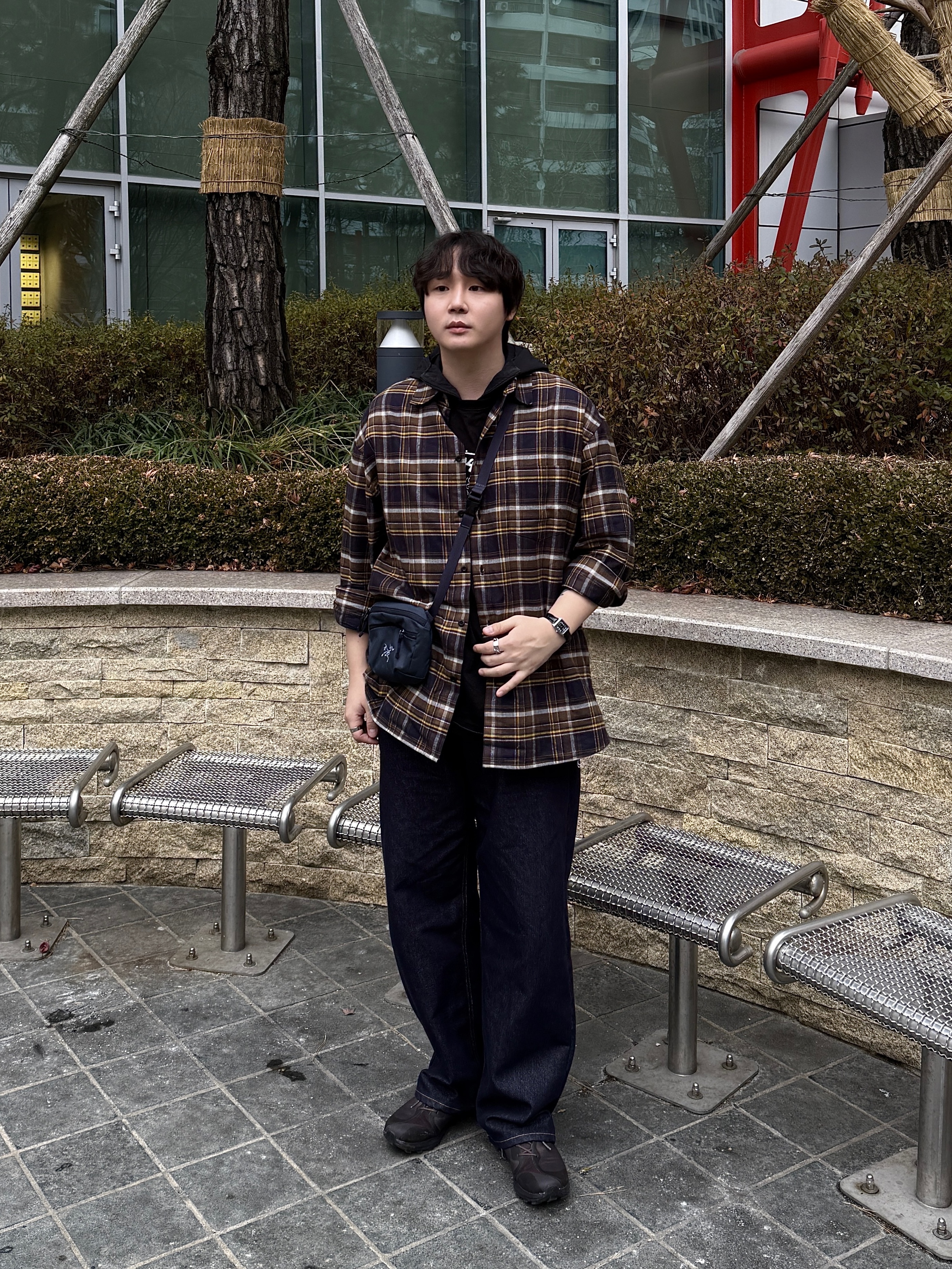 (W) On Running x Post Archive Faction (Paf) Cloudventure Peak Cacao Espresso, Arc'teryx Mantis 1 Waistpack Black Sapphire 착용 스타일 - 5