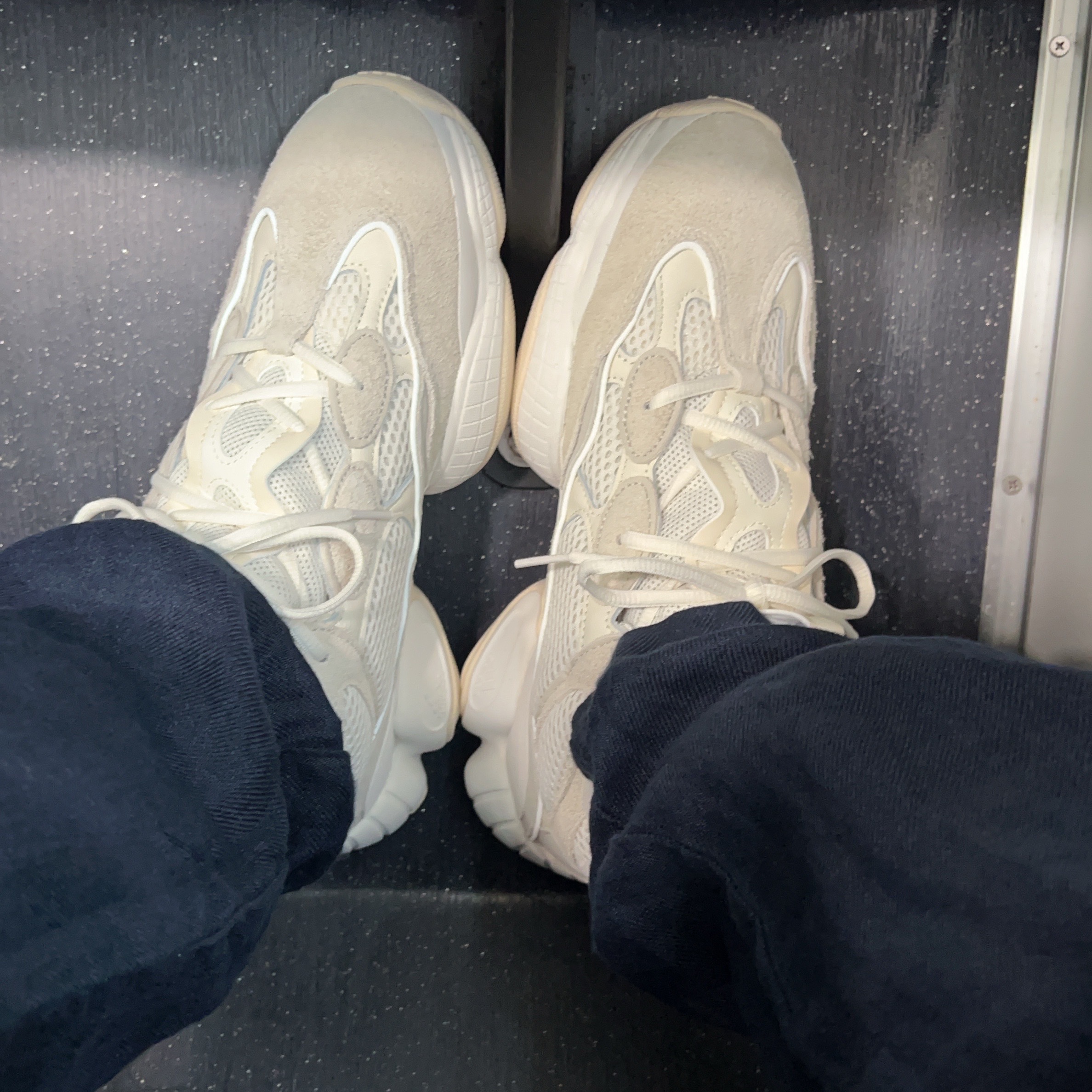Adidas Yeezy 500 Bone White 착용 스타일