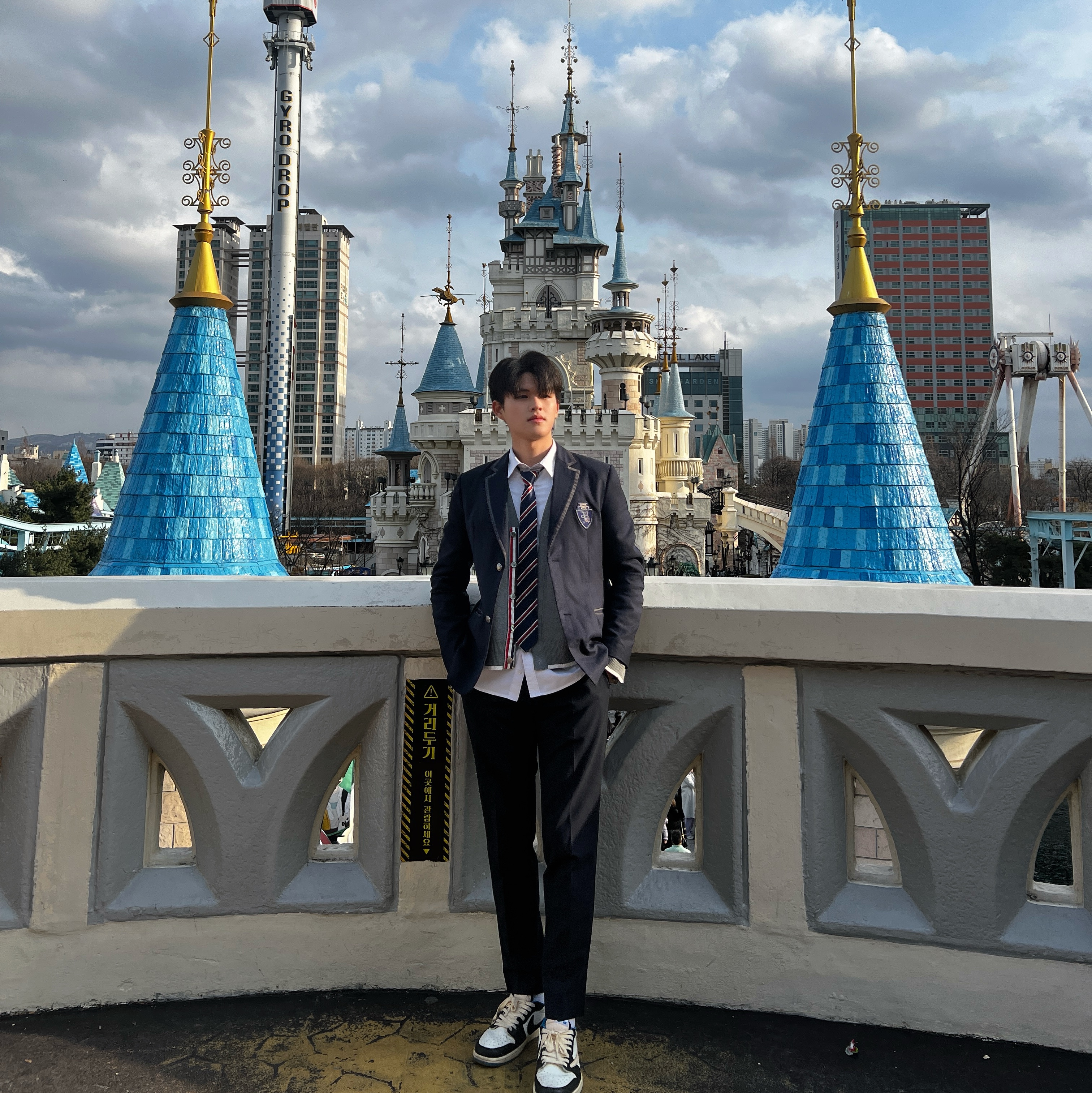 Thom Browne Cotton Plane Jacquard Back 4-Bar V-Neck Cardigan Light Grey, Jordan 1 x Travis Scott x Fragment Retro Low OG SP Military Blue 착용 스타일